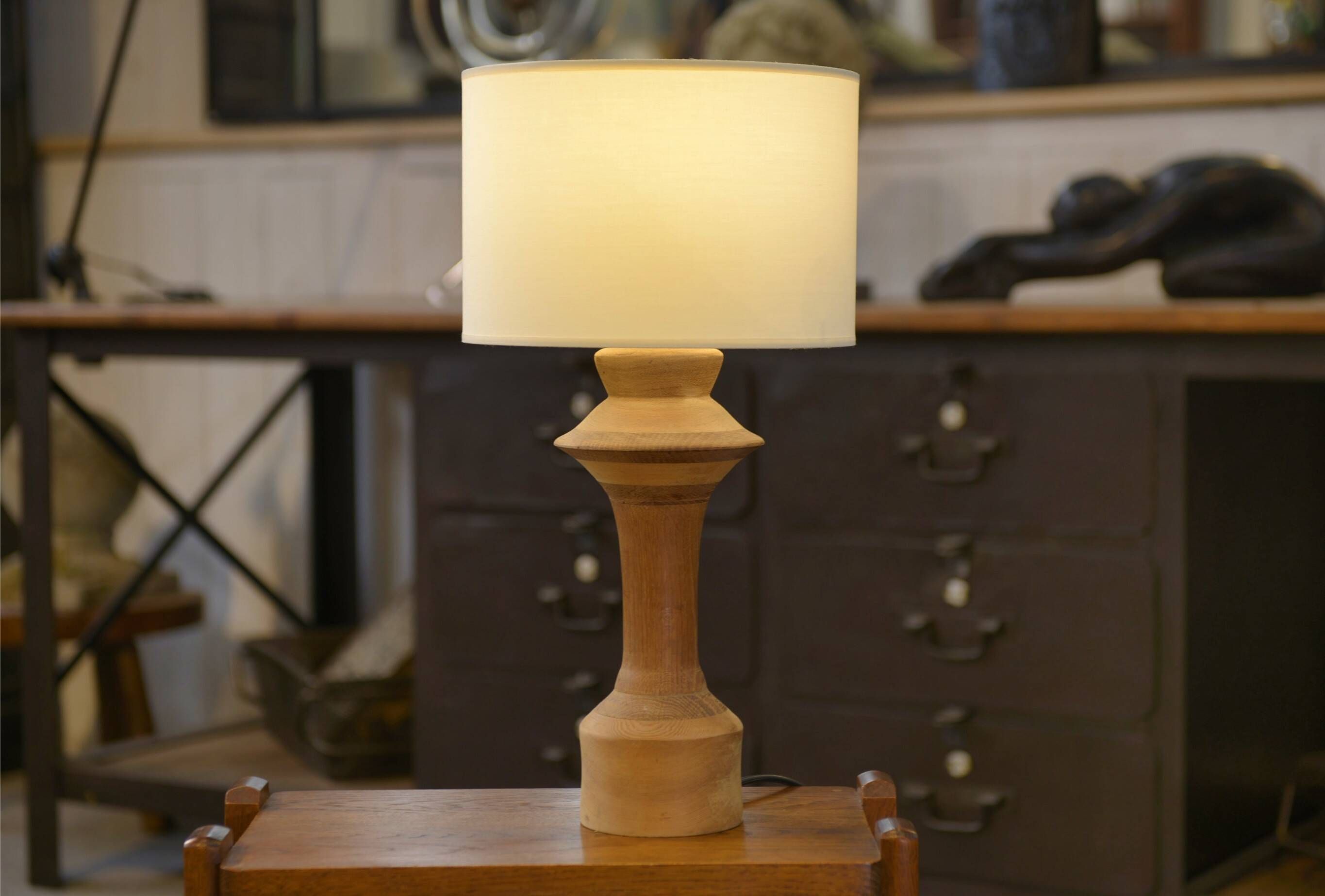 Lampe en chêne des années 1950
