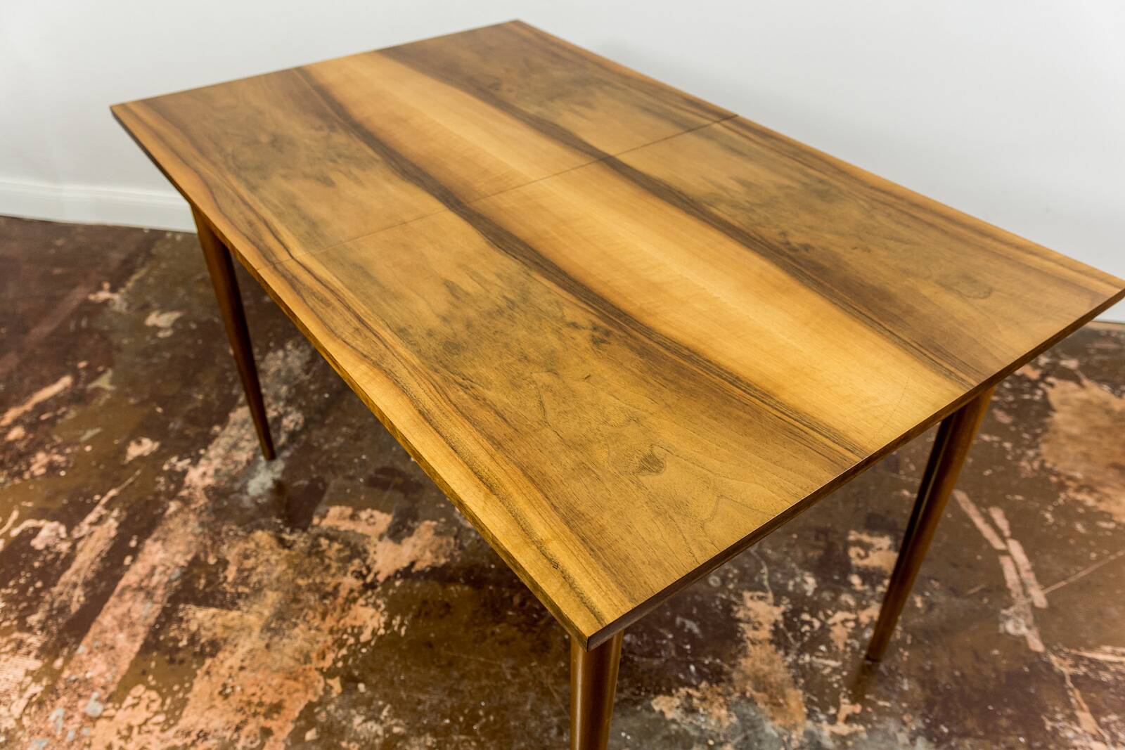 Table à manger extensible de style mid-century en noyer, années 1960