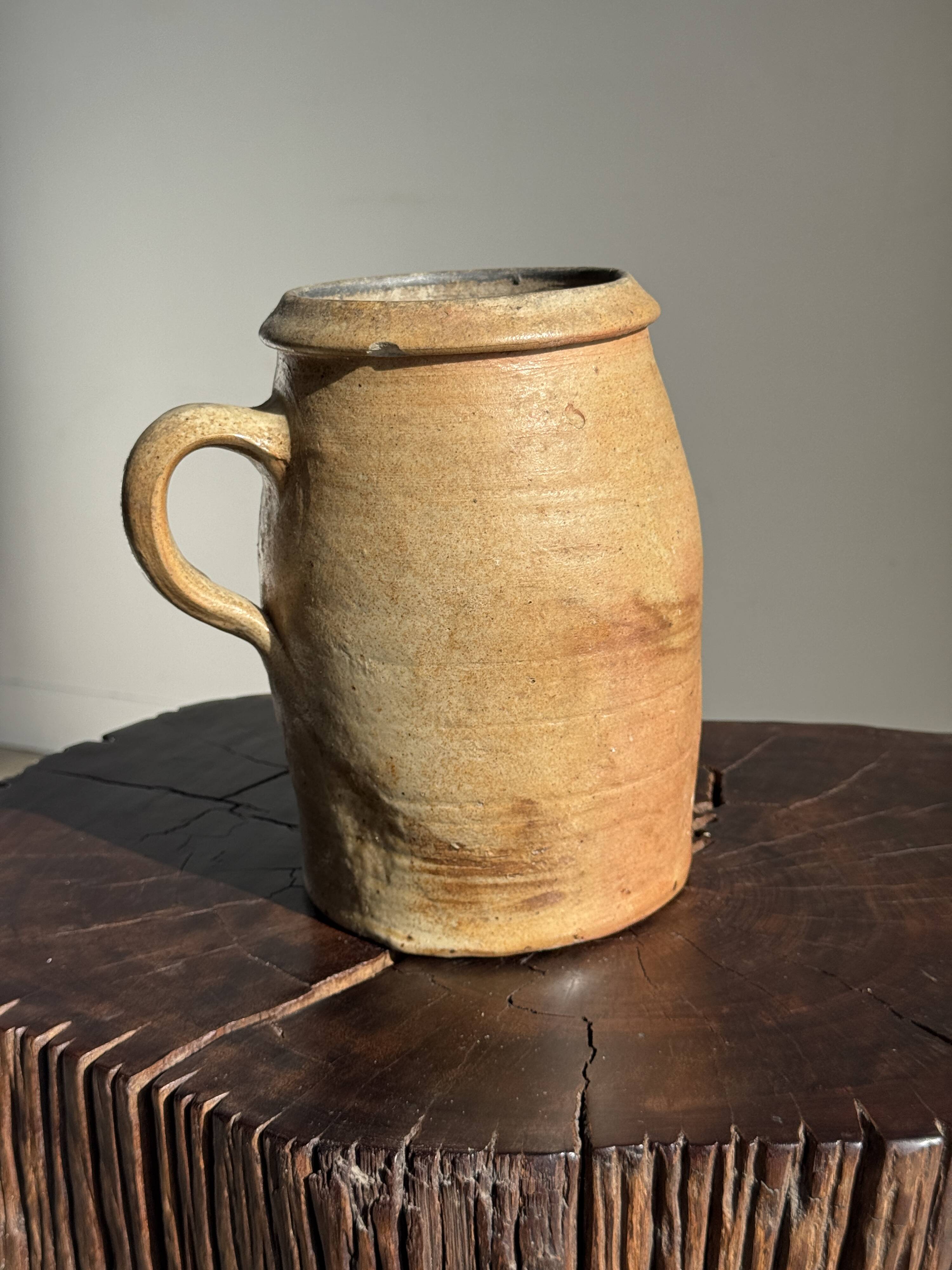 Large matte stoneware oval pot with beige handle H21 D12