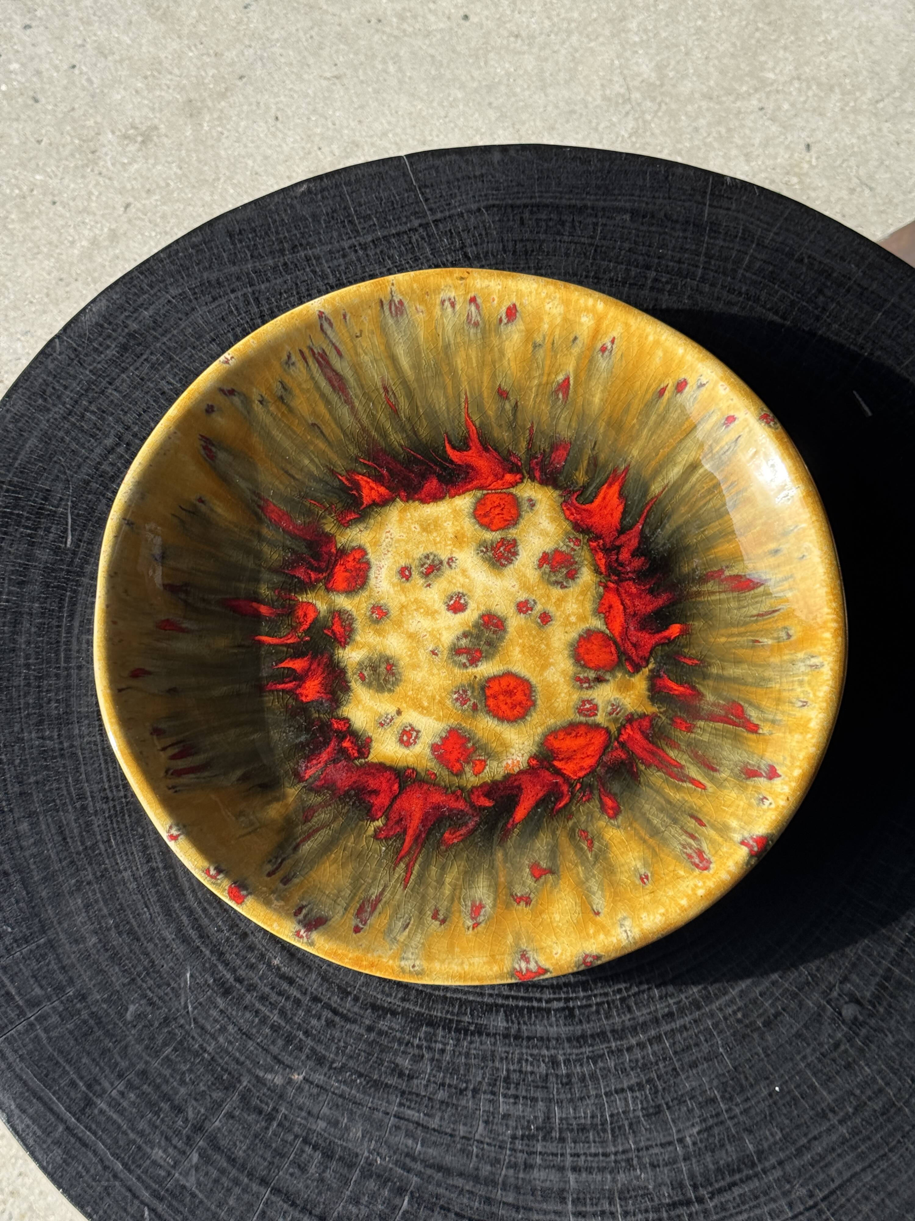 Large circular dish in West Germany style, brand JQ D35 H5.