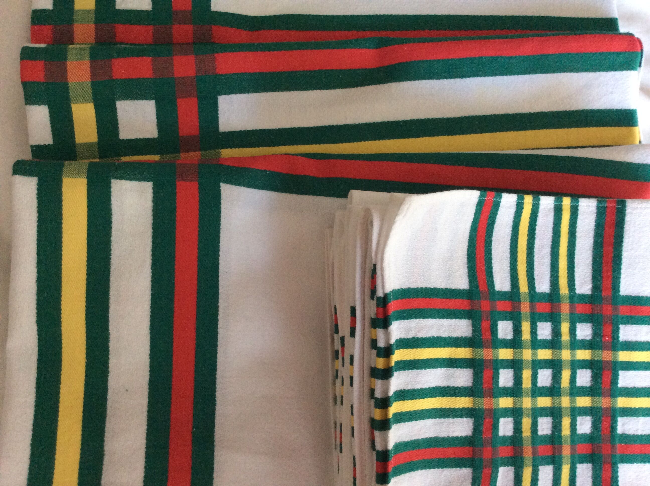 Tablecloth and 6 towels - vintage