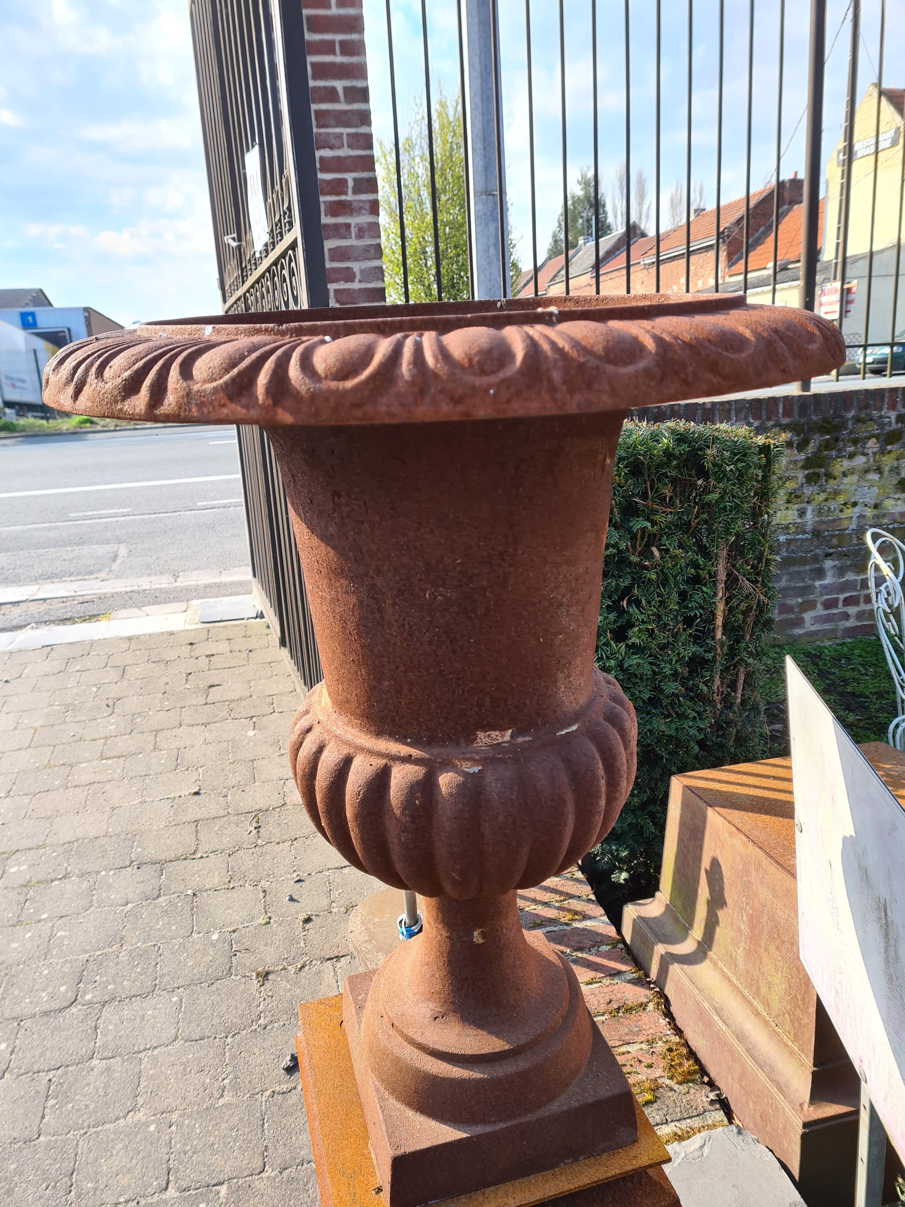 Vase médicis en fonte