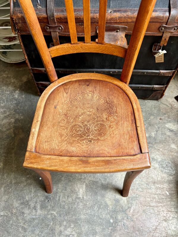 Chaise bistrot Luterma en hêtre gaufré, motif ''coquille