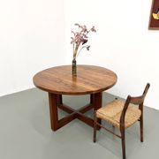 Table ronde moderniste en orme massif, piètement croisé