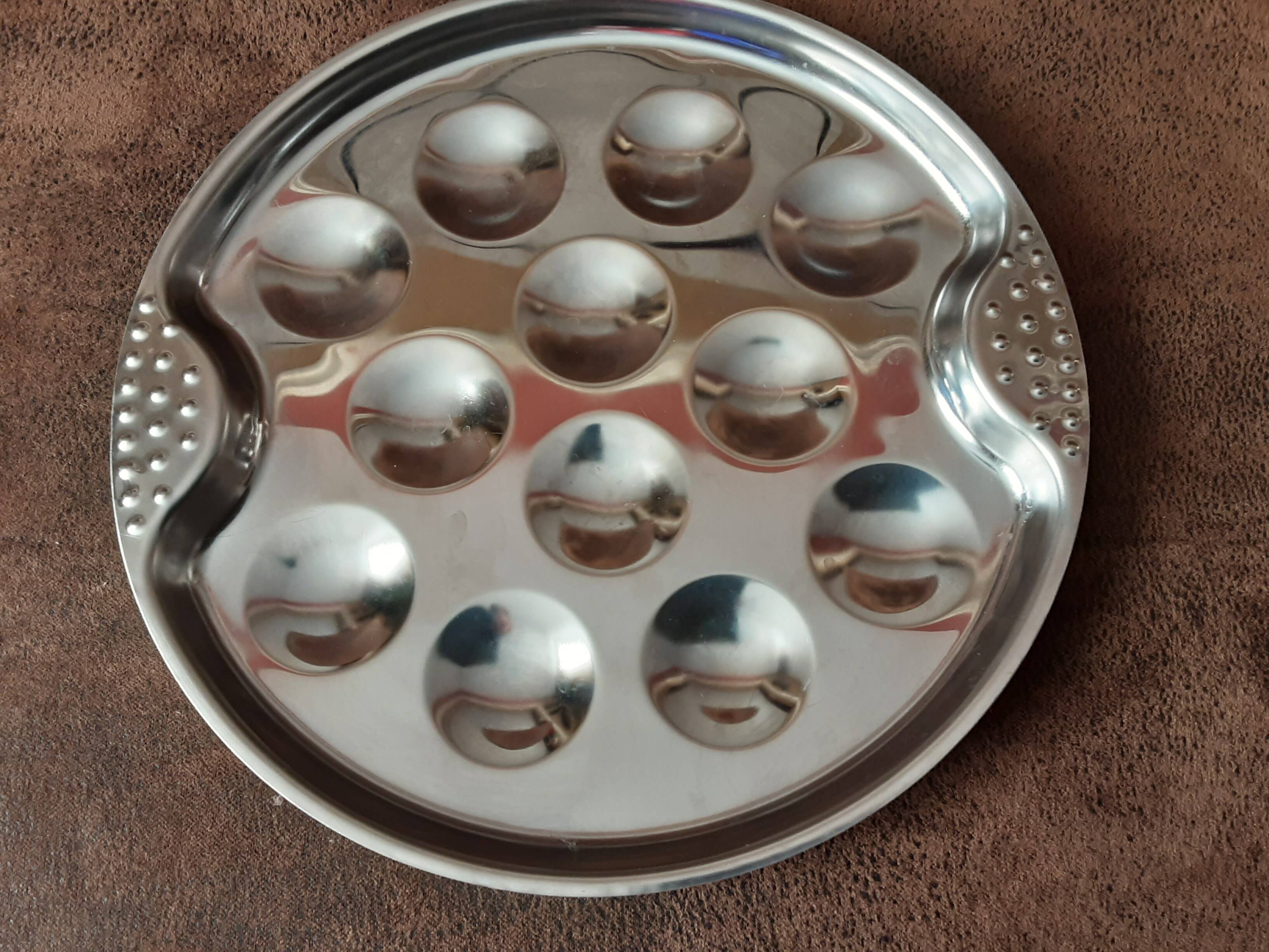 Set of 4 metal snail plates