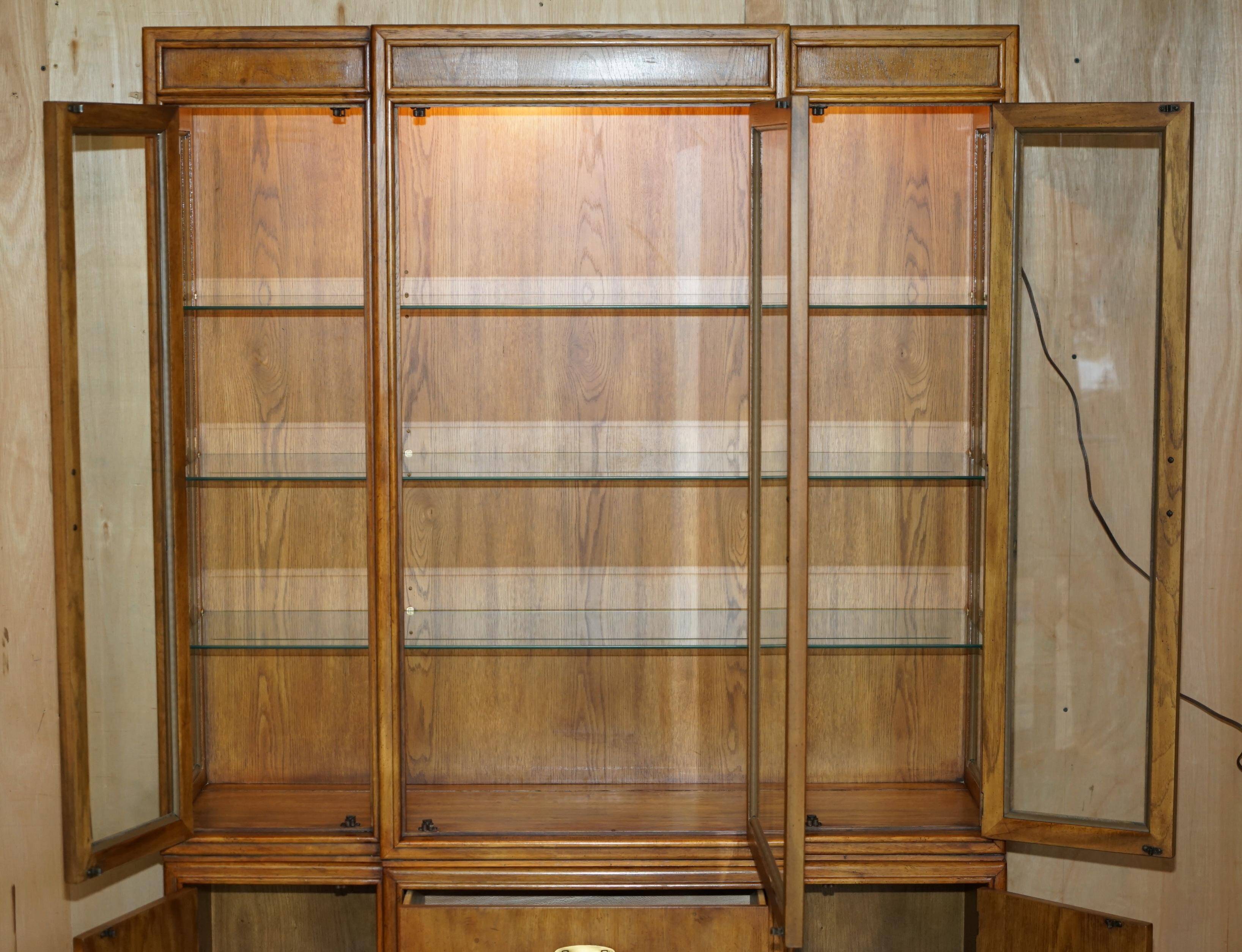 Vitrine militaire vintage Drexel Heritage avec éclairage et étagères en verre