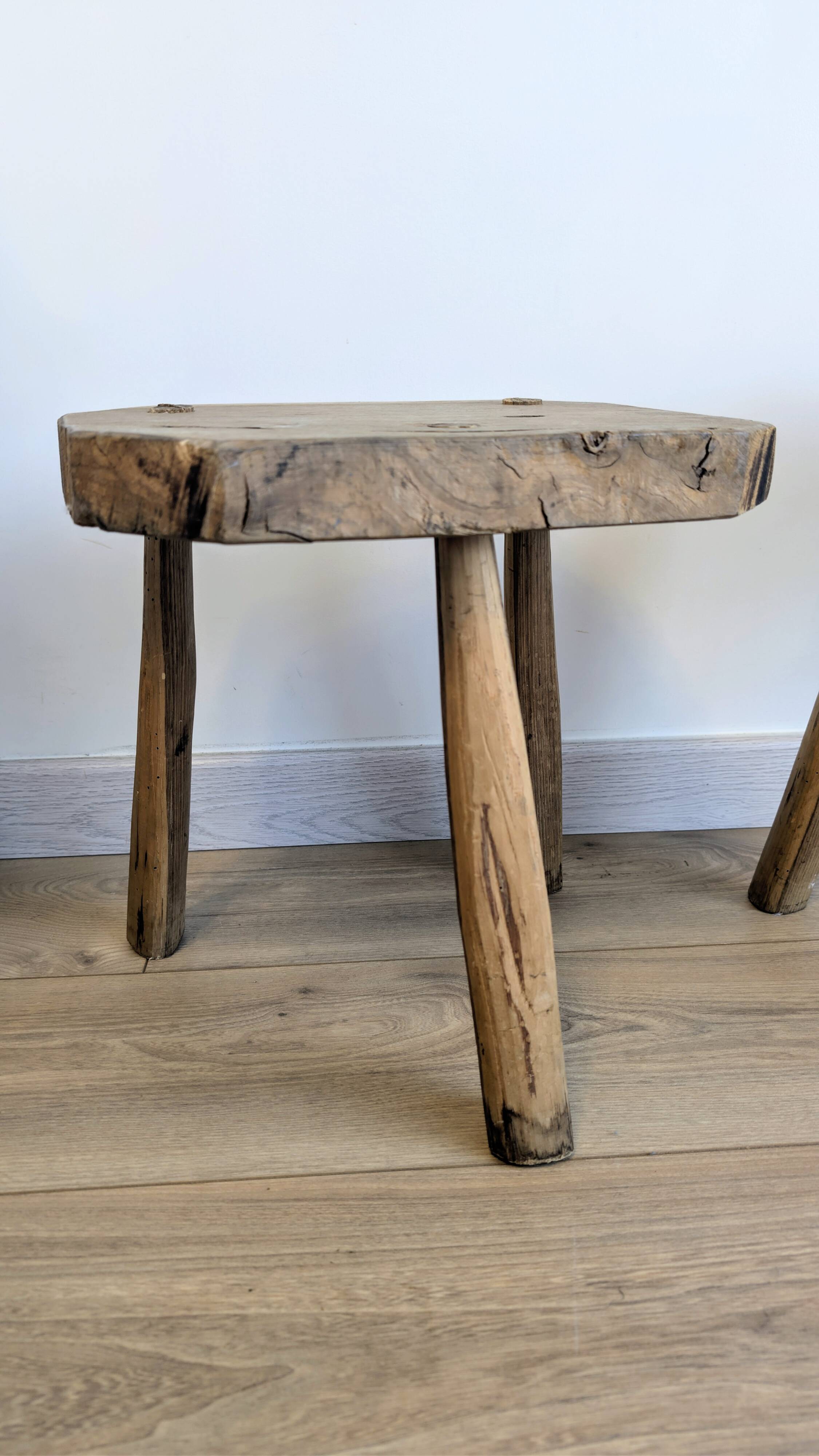 Paire de tabourets brutalistes anciens en bois massif