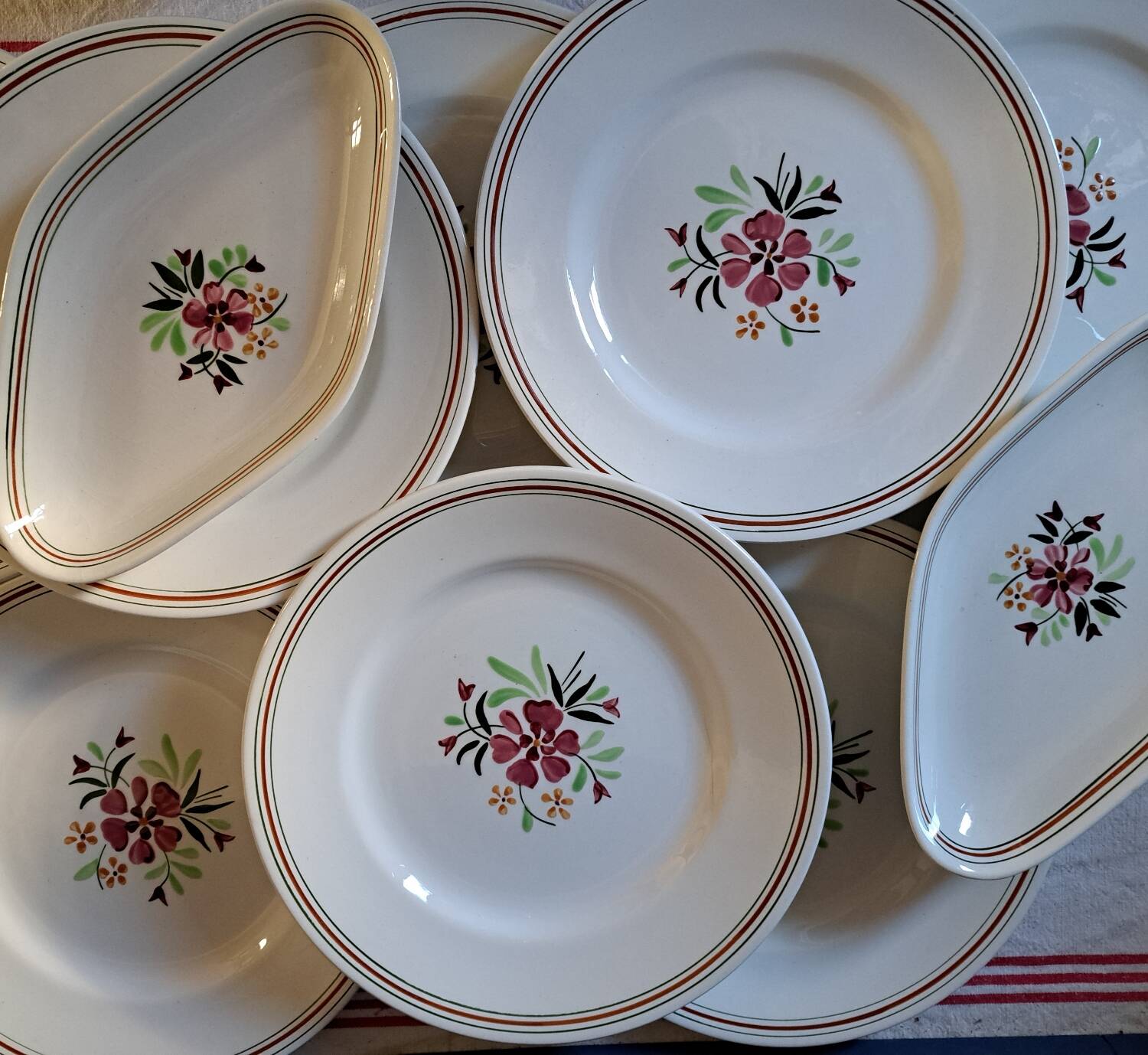 Set of 8 hand-painted dinner plates