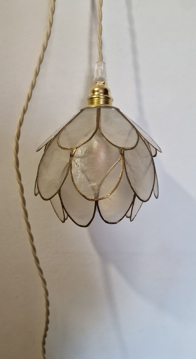 Mother-of-pearl flower in portable lamp or suspension
