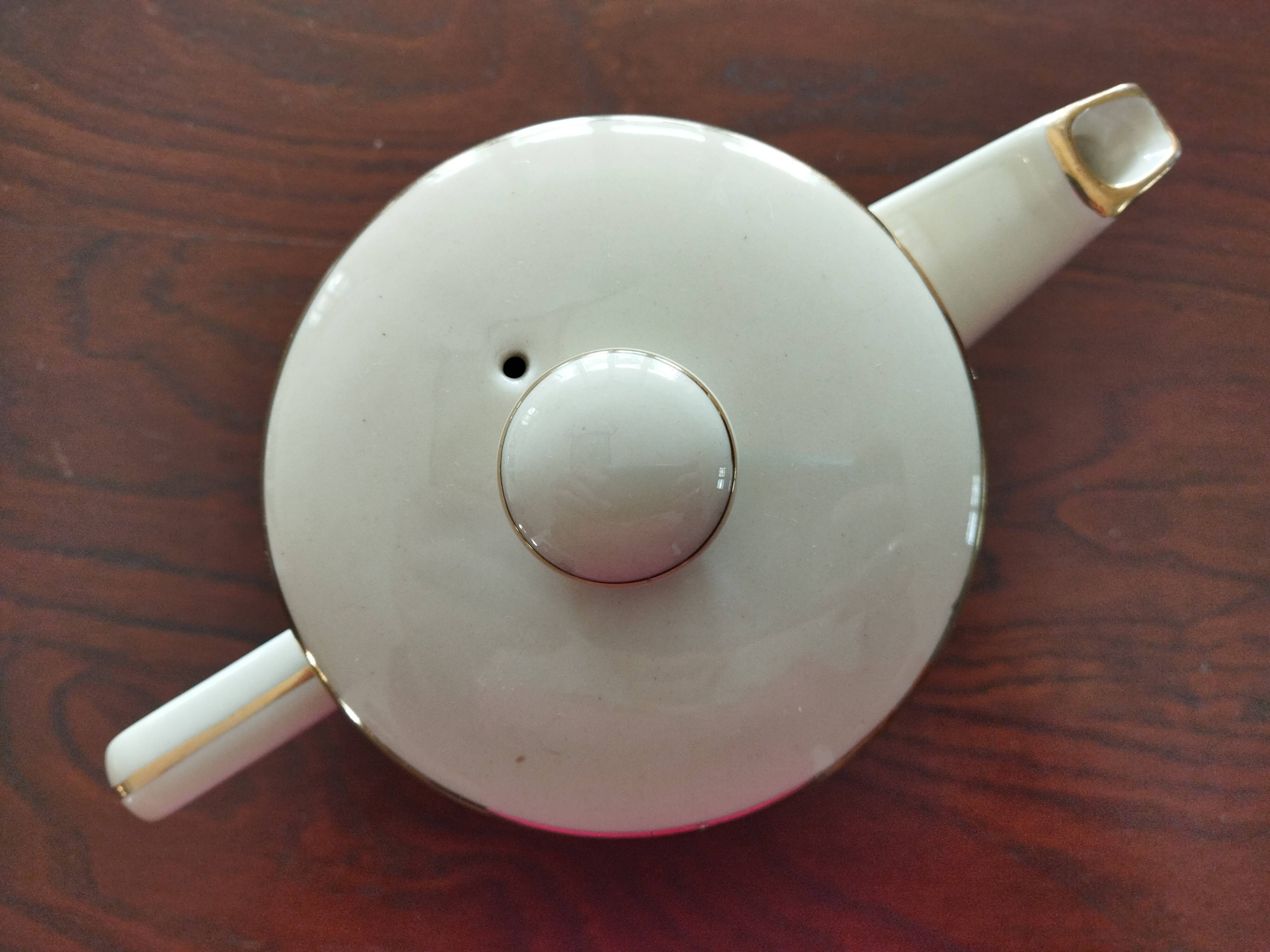 Salam pourer with Japanese motifs