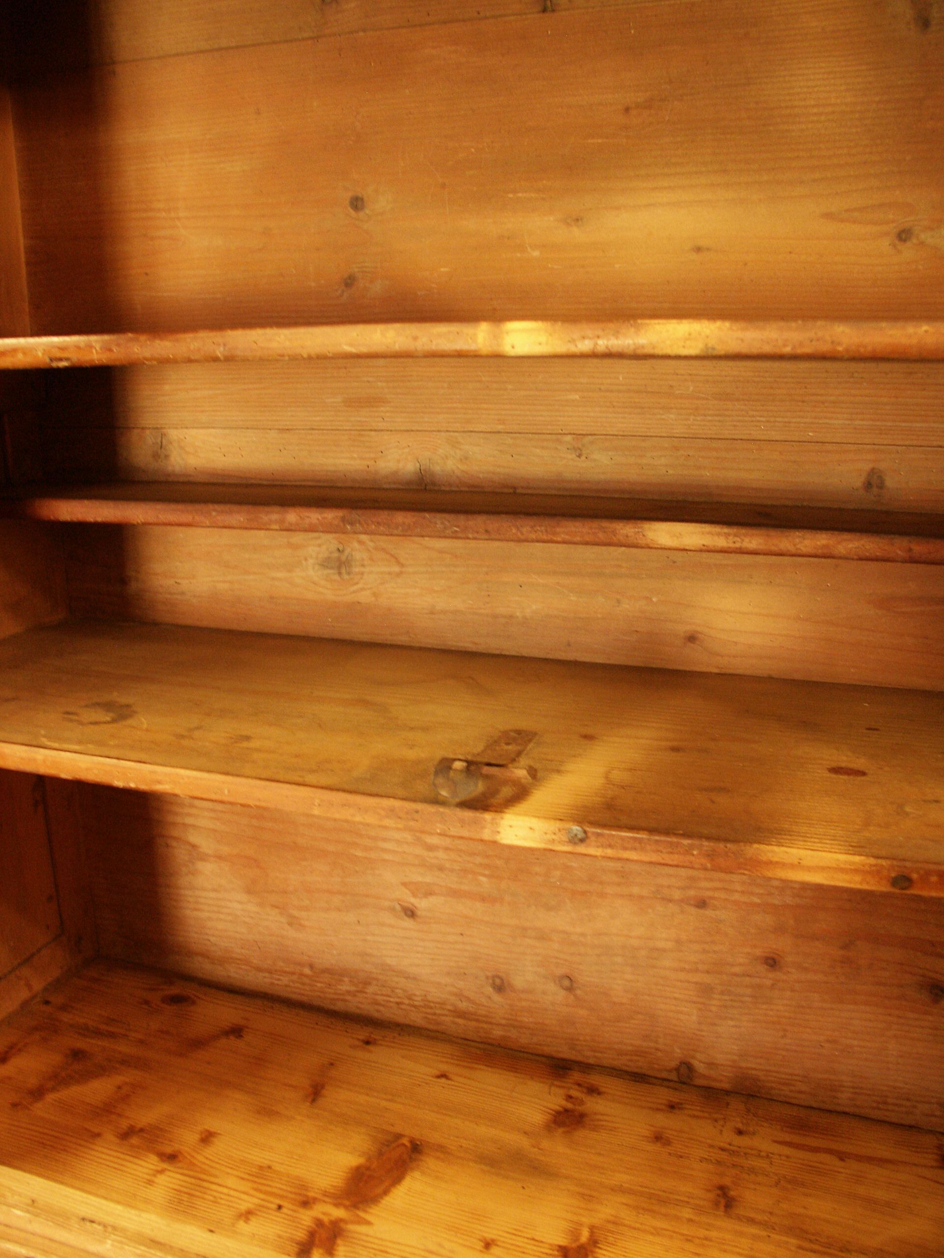 Buffet 2 pine bodies