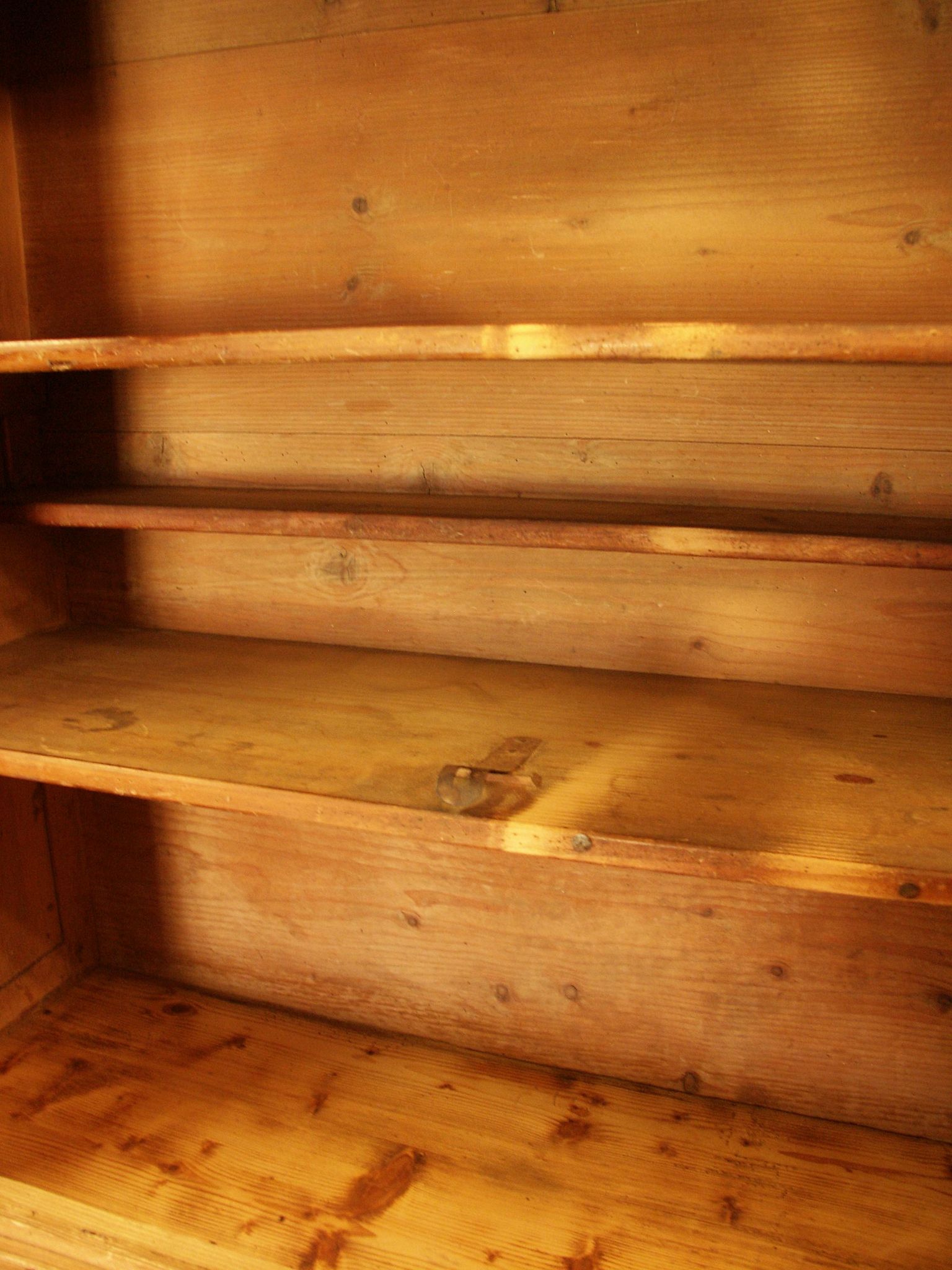 Buffet with 2 pine bodies