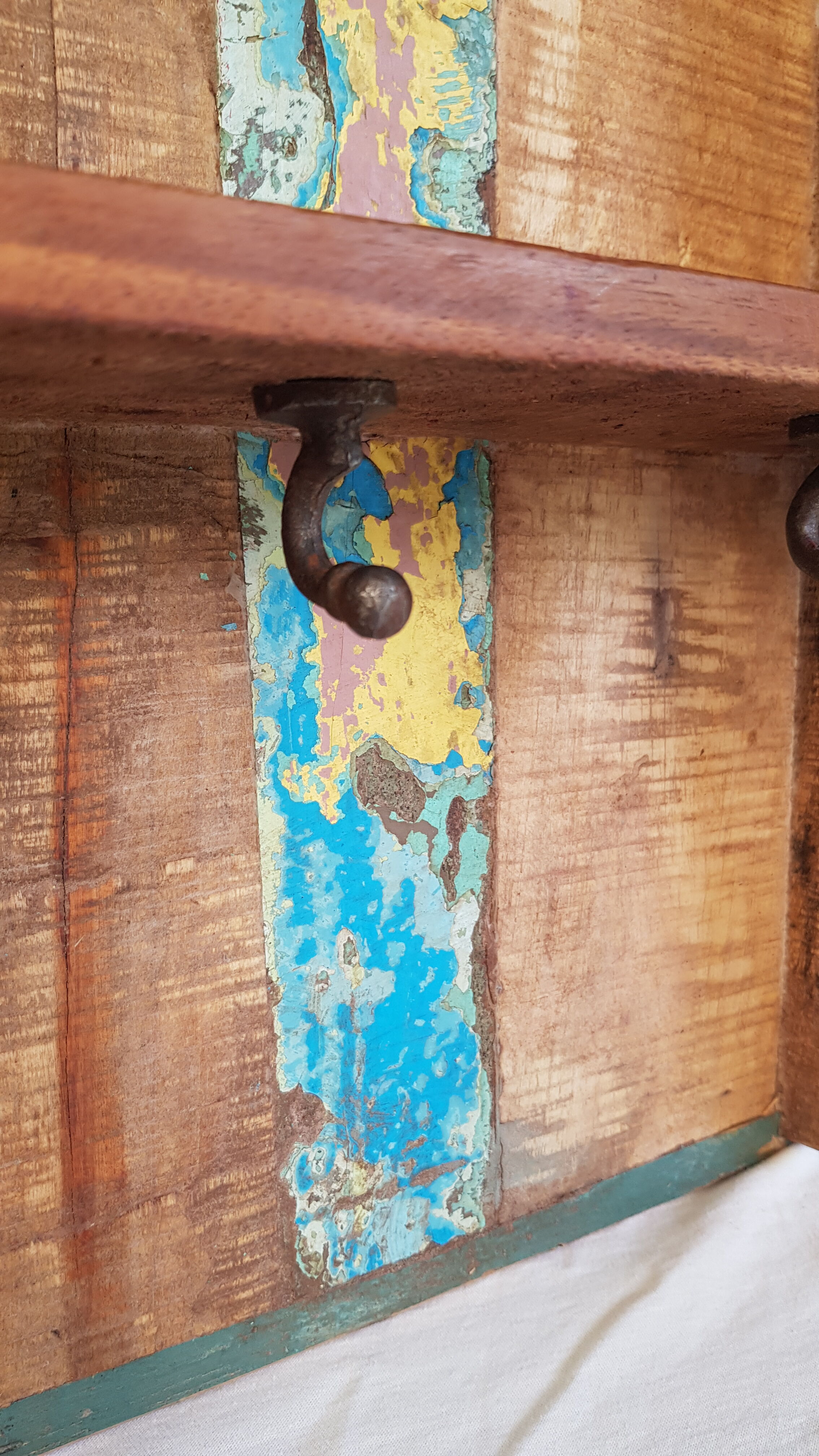 Wall shelf 3 shelves + 4 hooks cast iron in polychrome wood