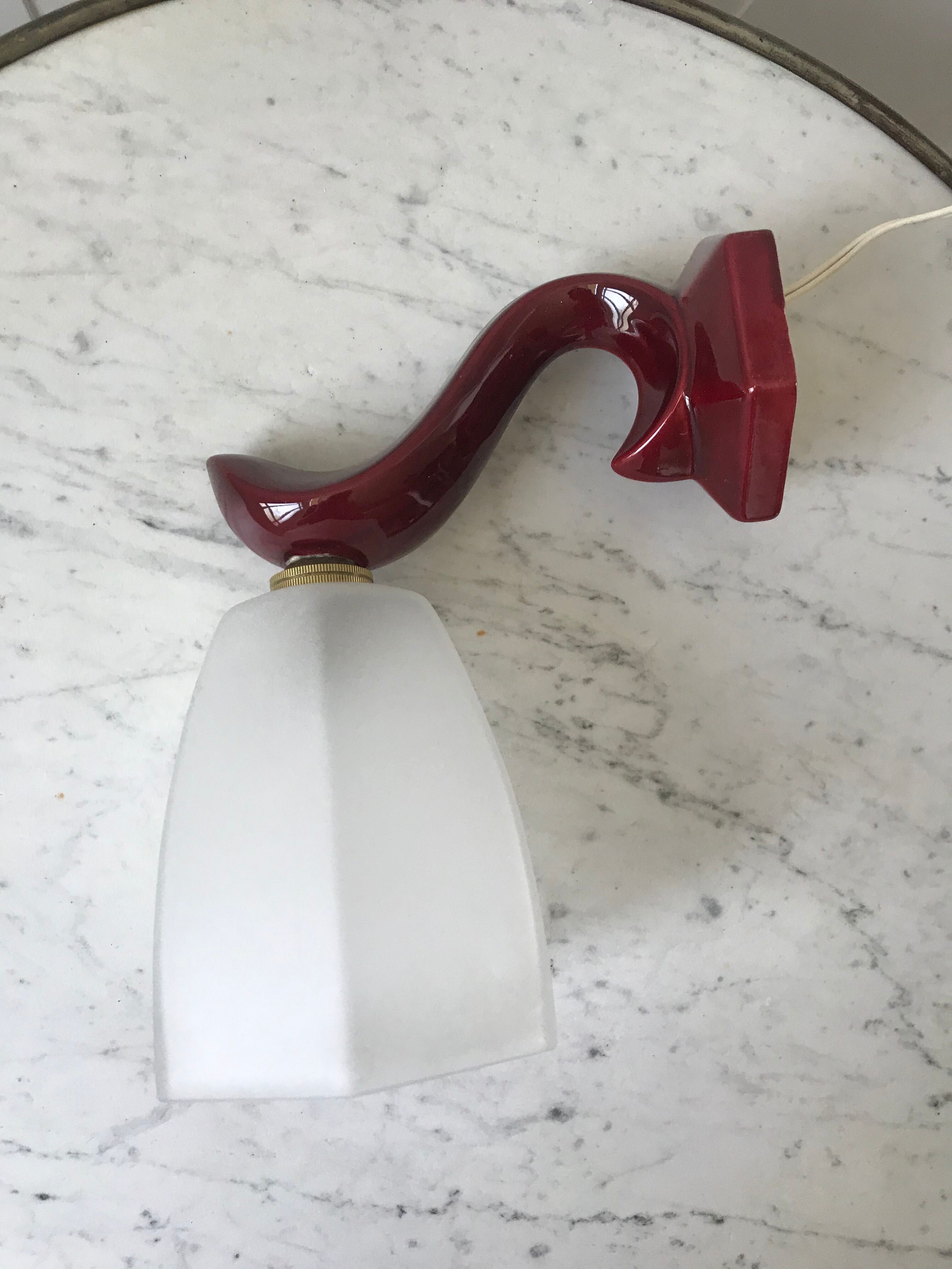 Art Deco glass wall lamp with burgundy porcelain support 30s