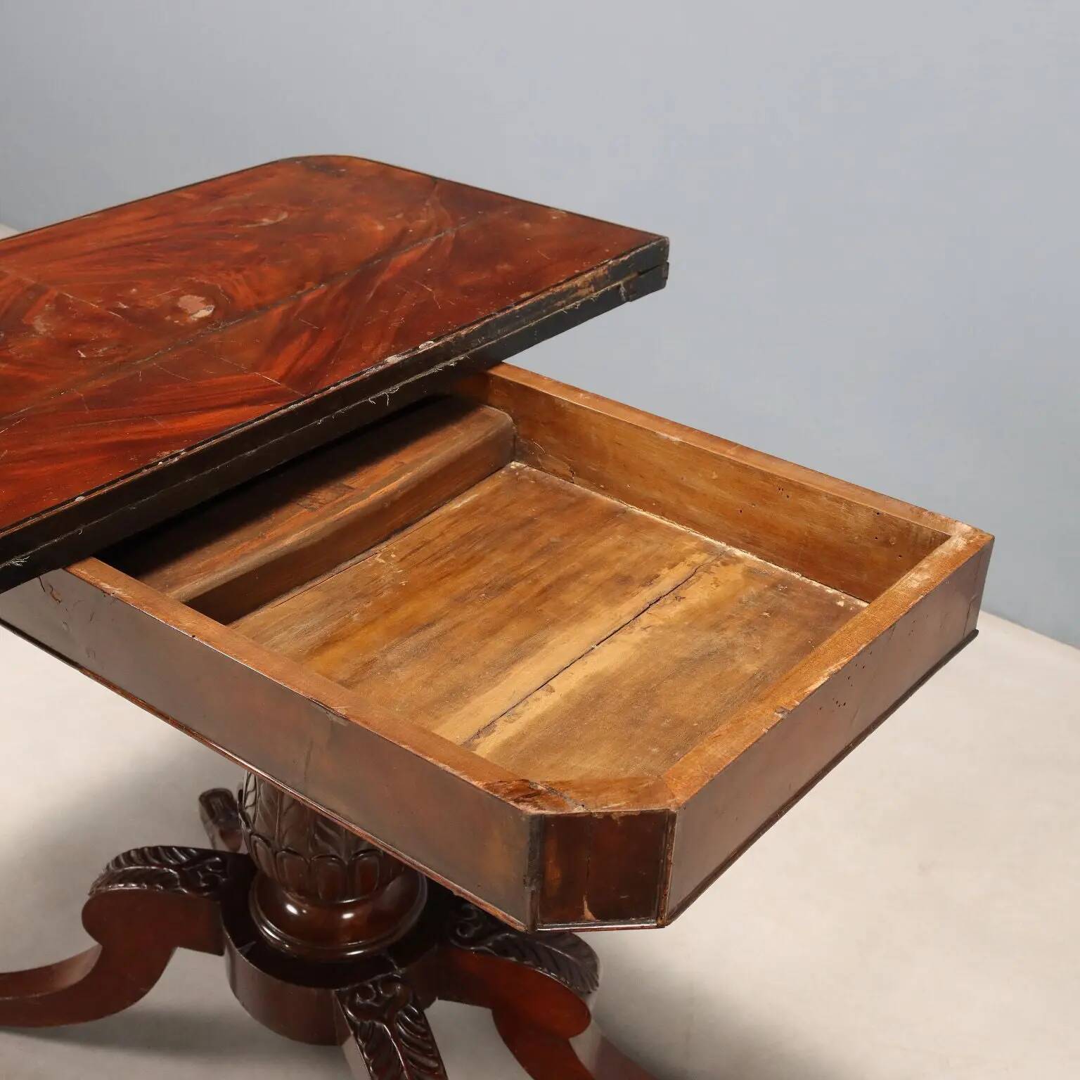 Table de jeu ancienne en acajou, Angleterre, milieu du XIXe siècle