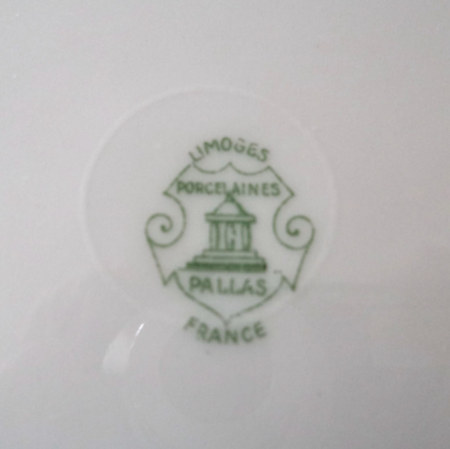 Set of 12 flat plates made of Limoges porcelain