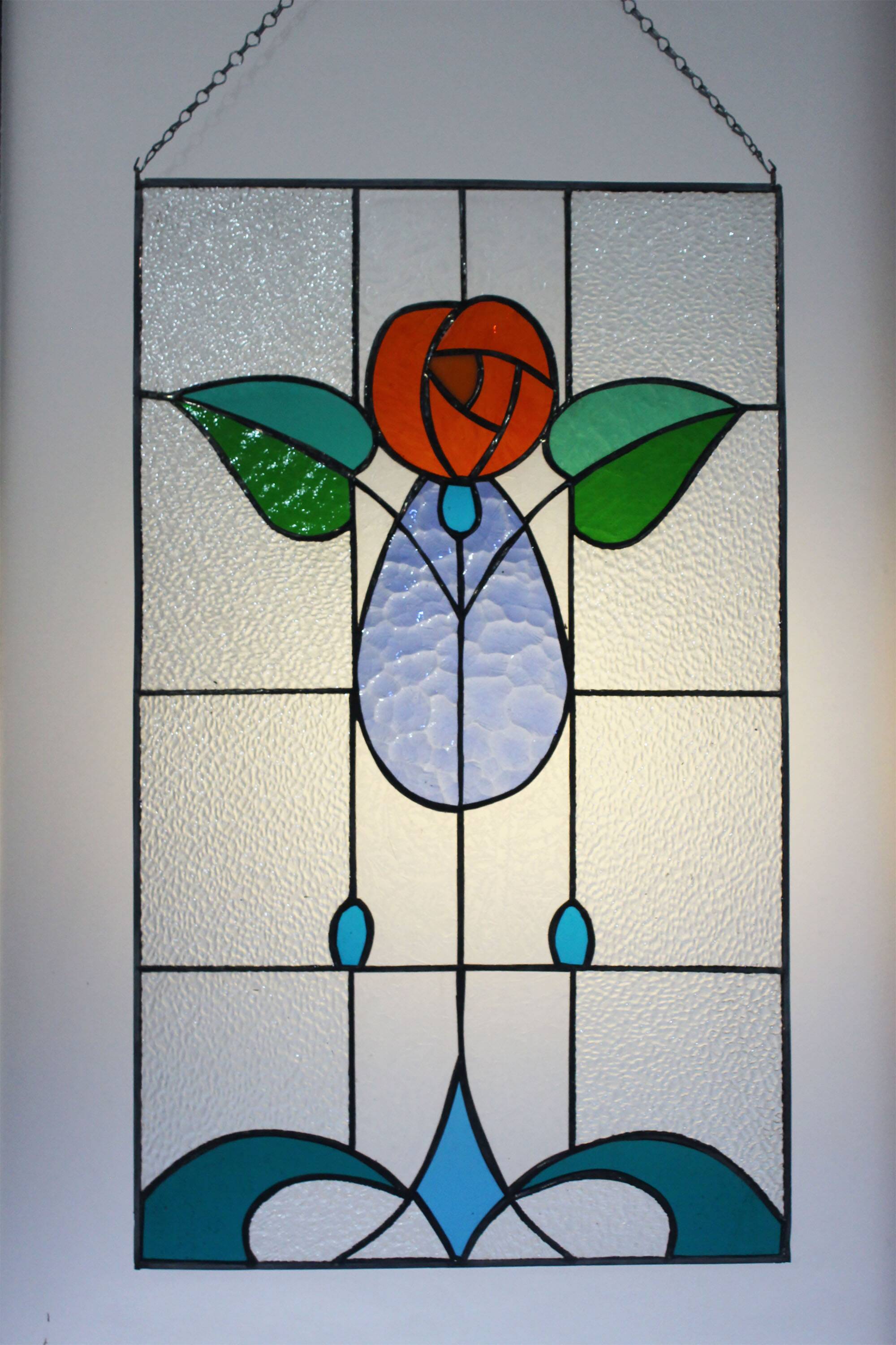 Vitrail décoratif Fleur stylisée – Verre coloré artisanal 40 × 70 cm