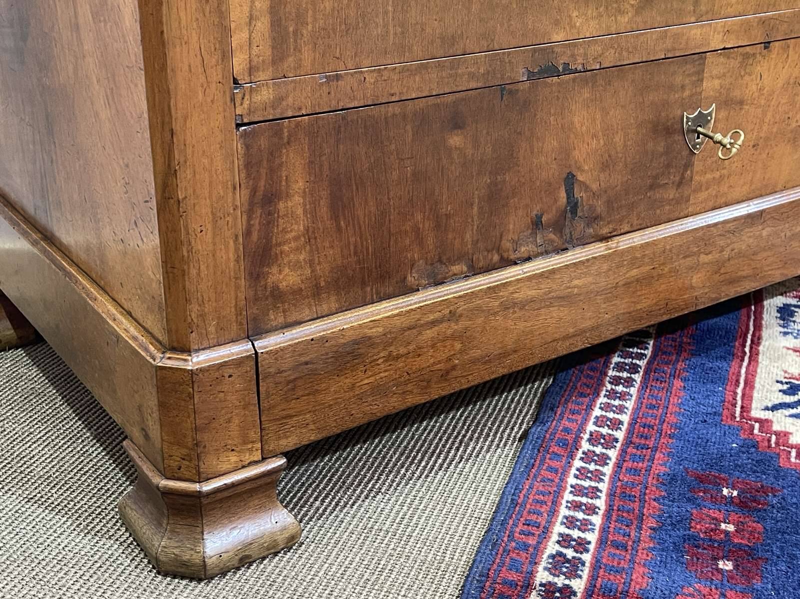 Commode Louis Philippe fin XIXème en noyer et sapin