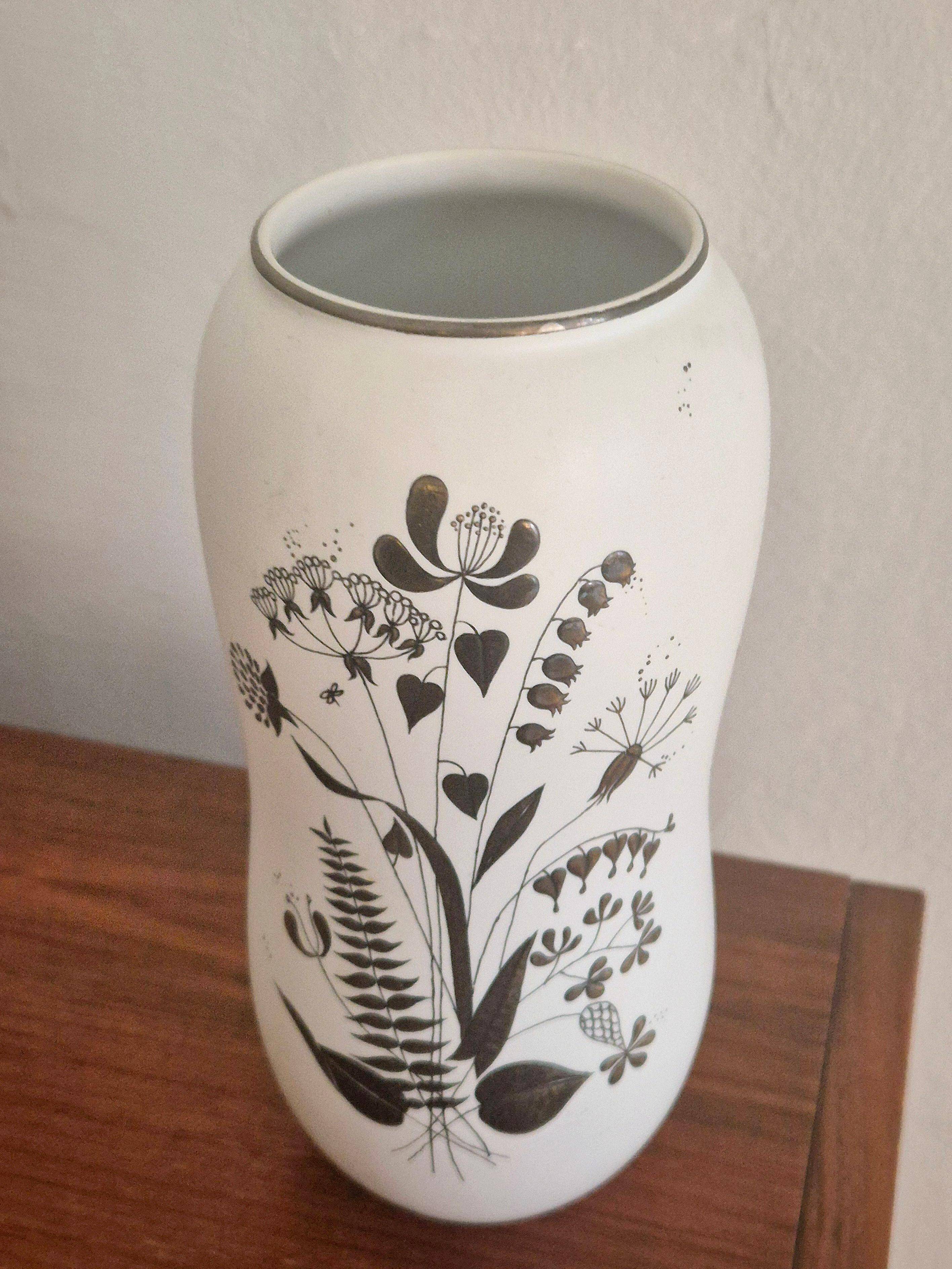 Vase en grès décoré de fleurs en argent, modèle Grazia, suédois moderne.