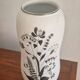 Vase en grès décoré de fleurs en argent, modèle Grazia, suédois moderne.