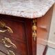 Commode ancienne avec plateau en marbre et placage en acajou