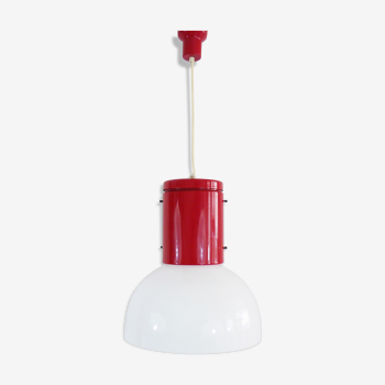 Suspension industrielle vintage en métal rouge et abat jour en plastique blanc. Année 70