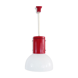 Suspension industrielle vintage en métal rouge et abat jour en plastique blanc. Année 70