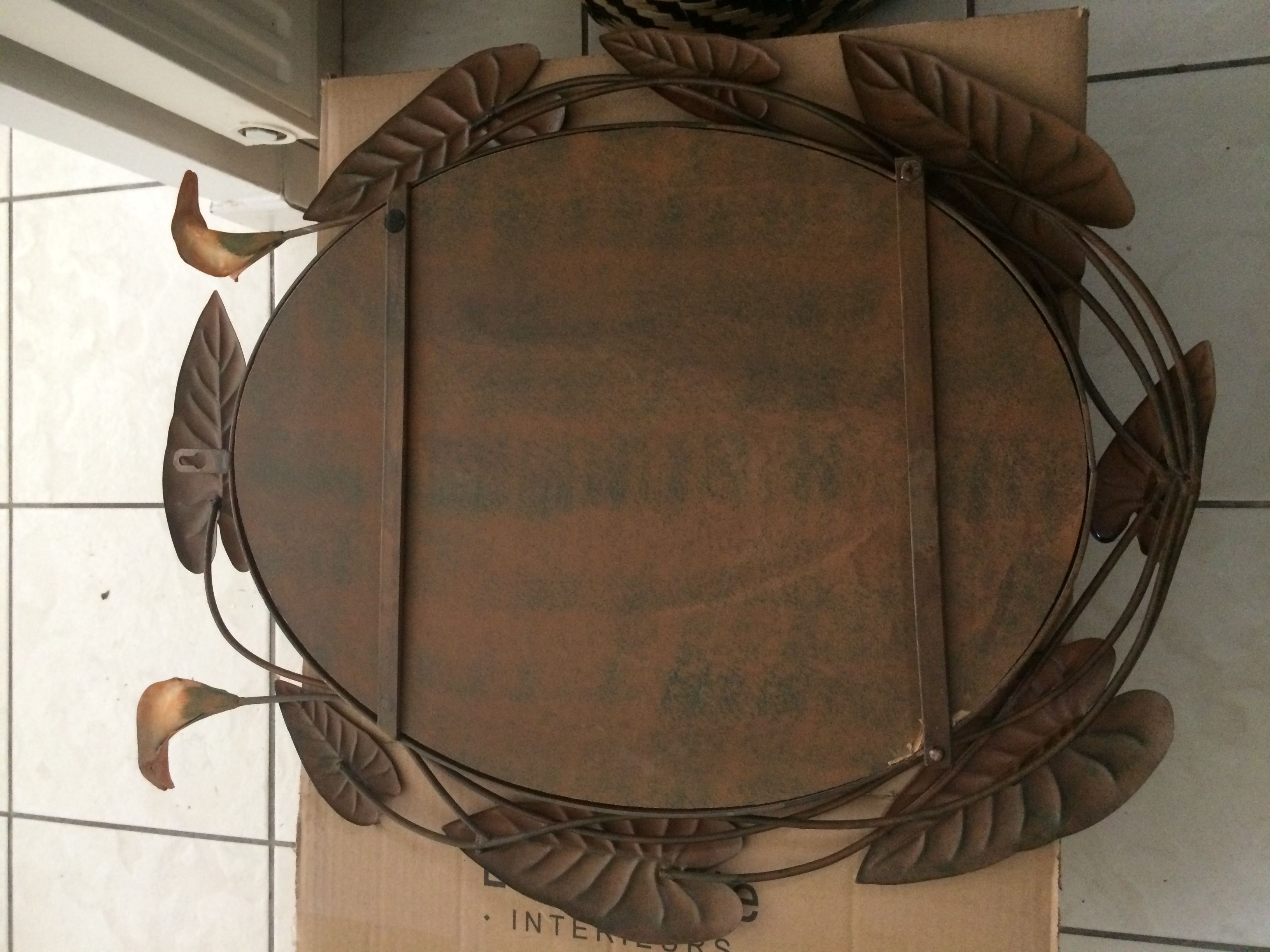 Miroir ovale entourage fer forgé en forme de fleurs et feuillage noir 69x55cm
