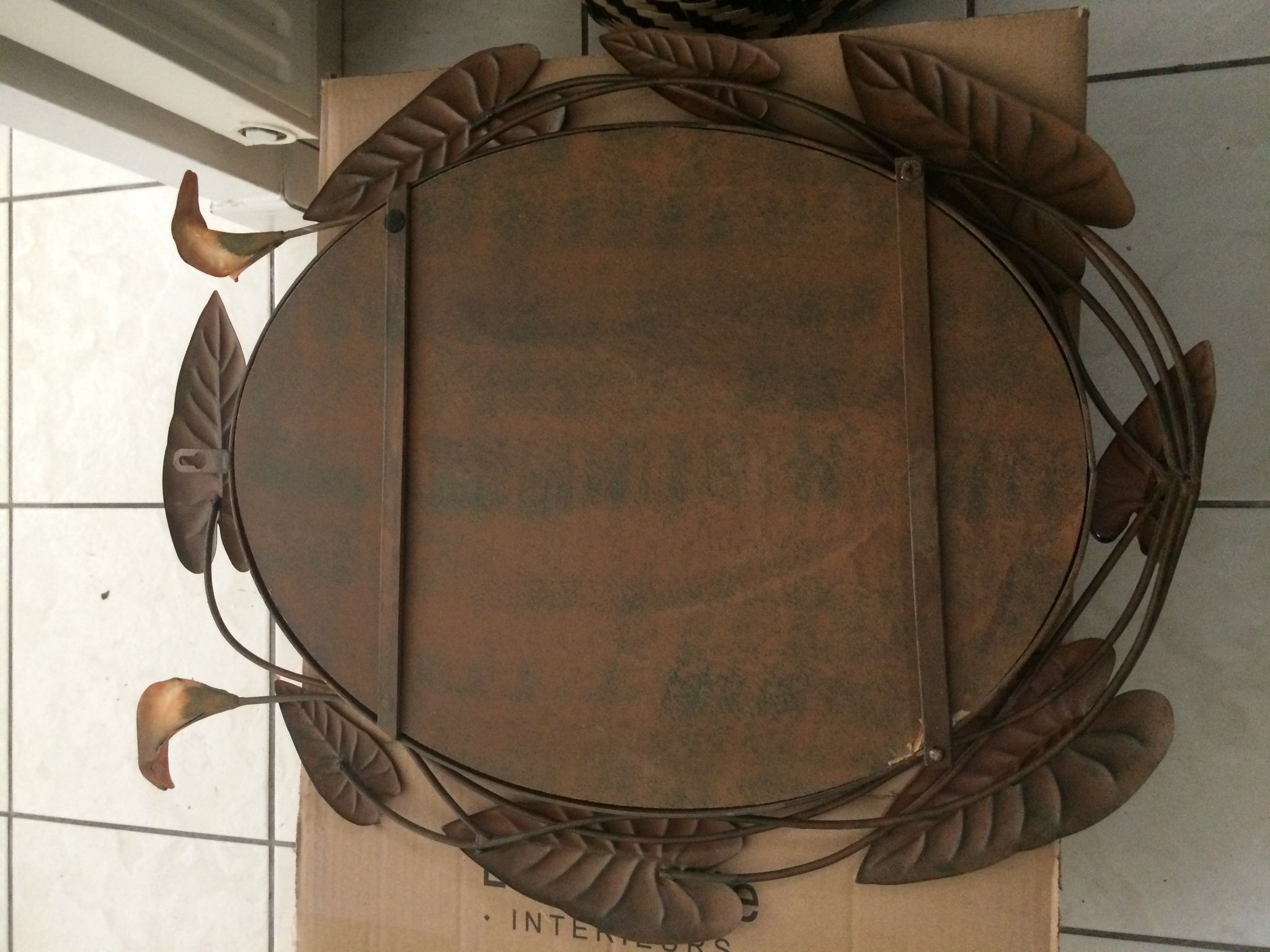 Miroir ovale entourage fer forgé en forme de fleurs et feuillage noir 69x55cm