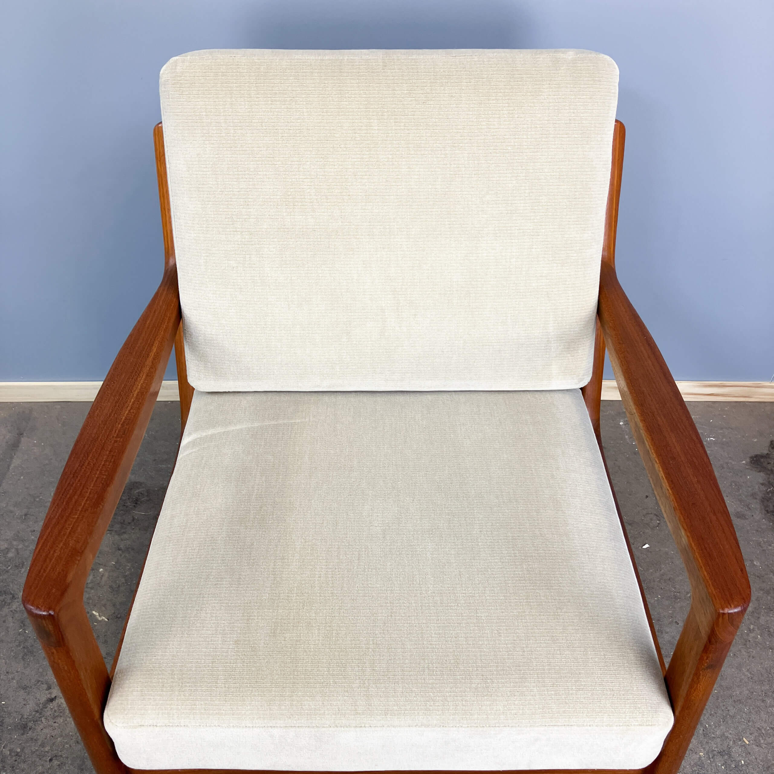 Fauteuil sénateur par Ole Wanscher pour France et Søn, teck et velours, années 1960.