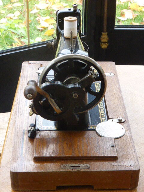 Gelria black metal sewing machine