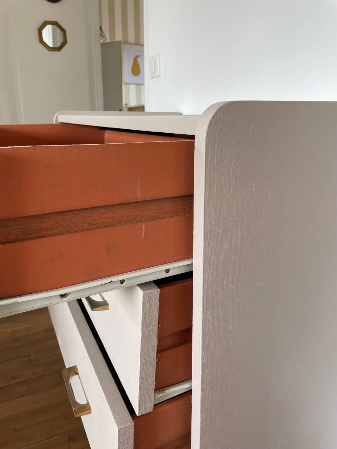 Commode peinte en taupe, 1950