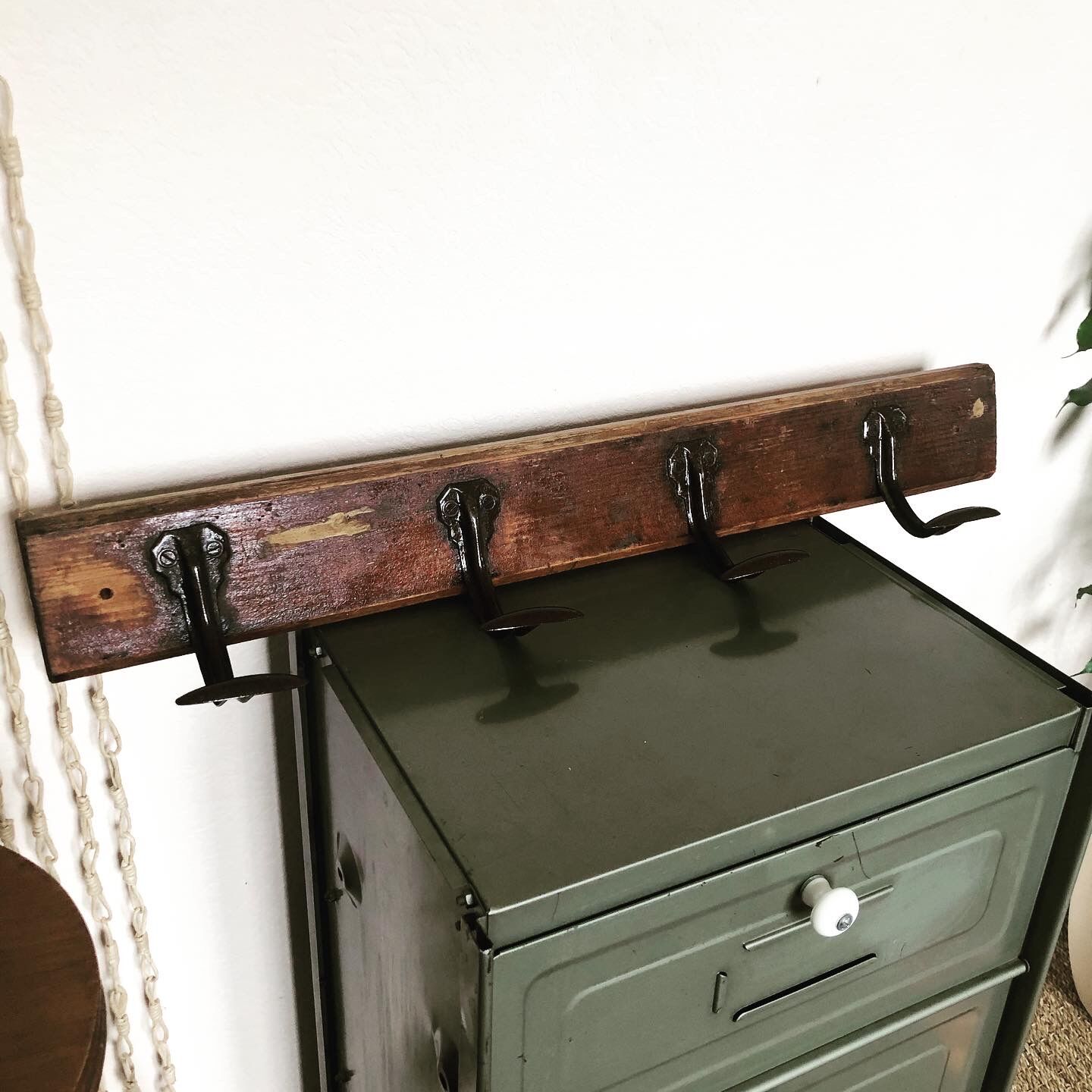 Paire de porte-manteaux d’ecole