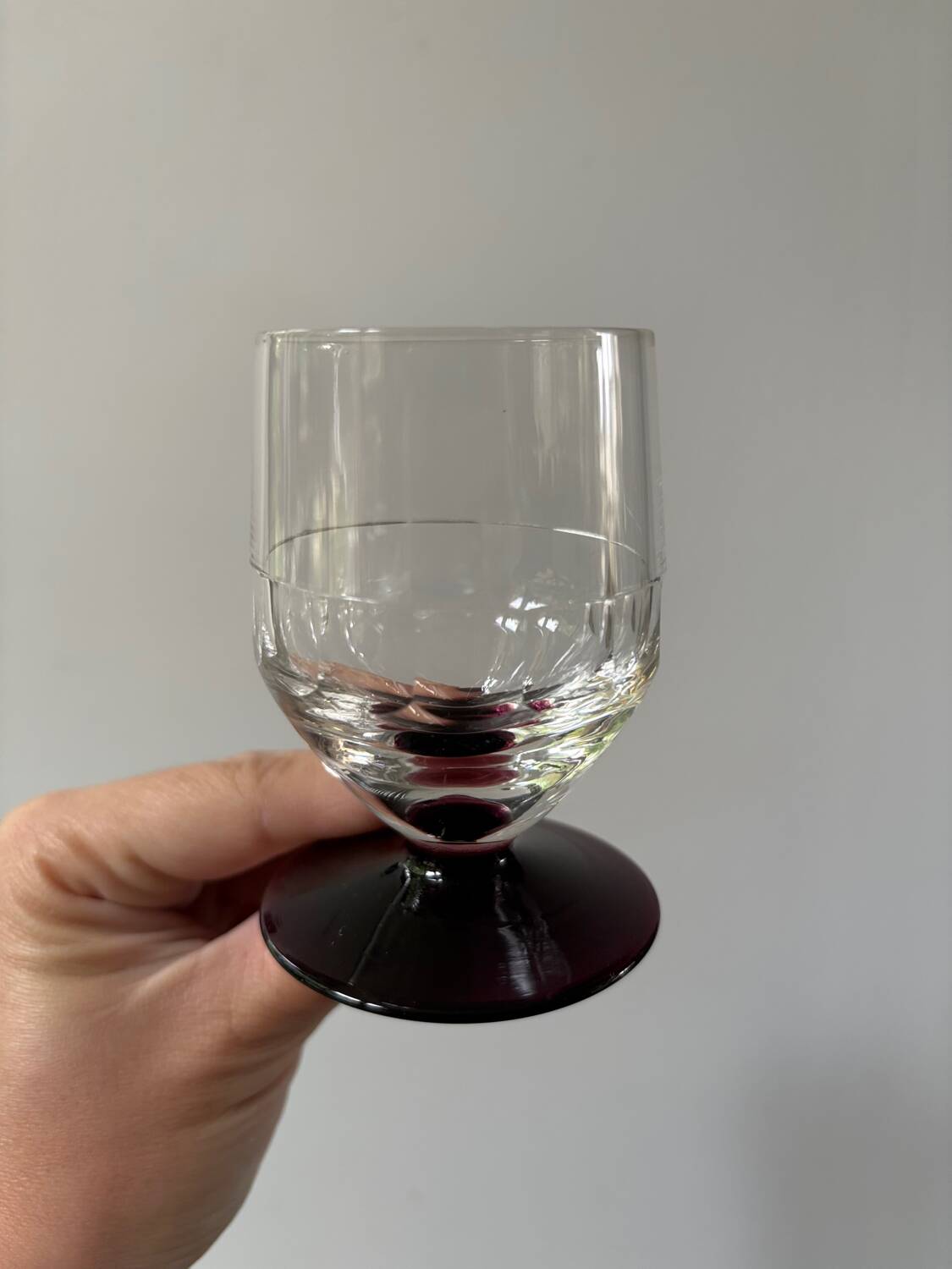 Set of 9 digestive glasses with chiseled garnet art deco feet