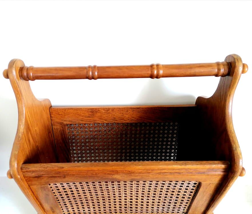 Vintage cannage magazine door