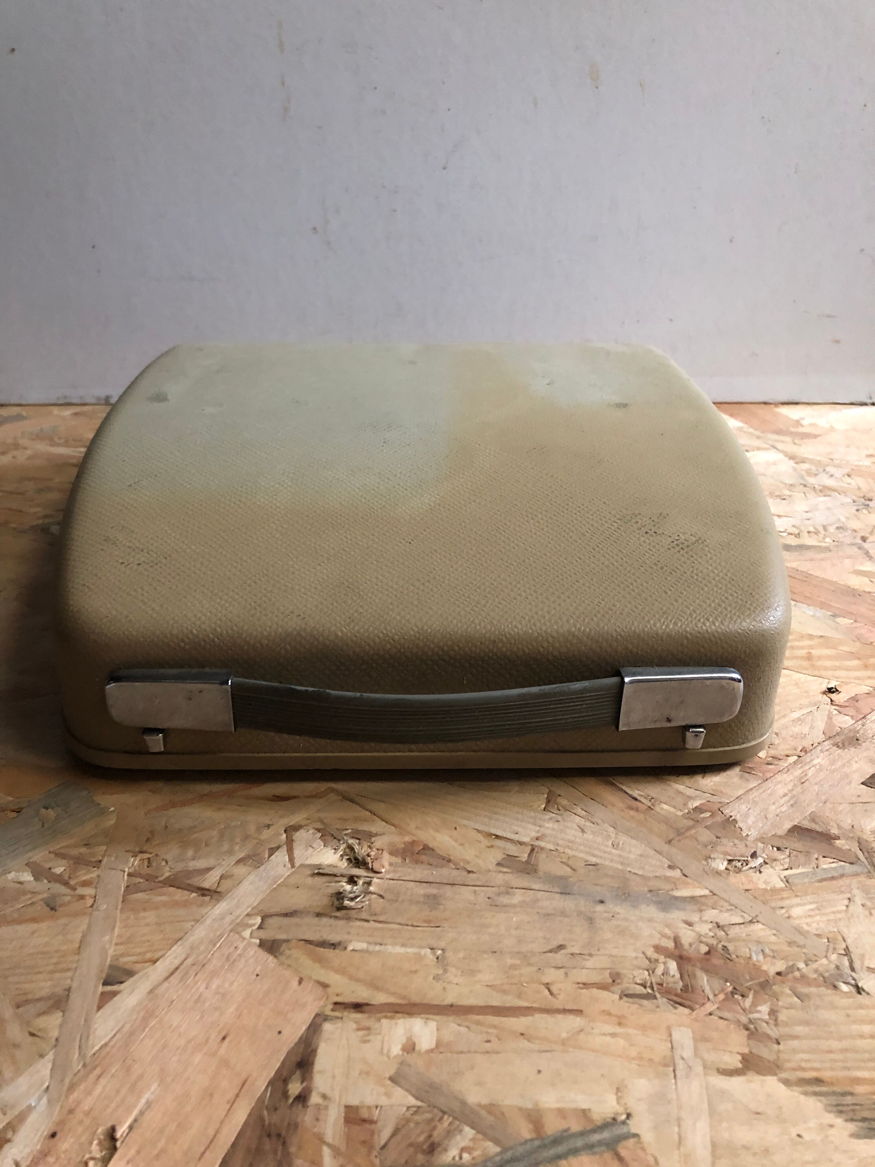 Old writing machine triumph tippa bakelite grey + vintage trunk