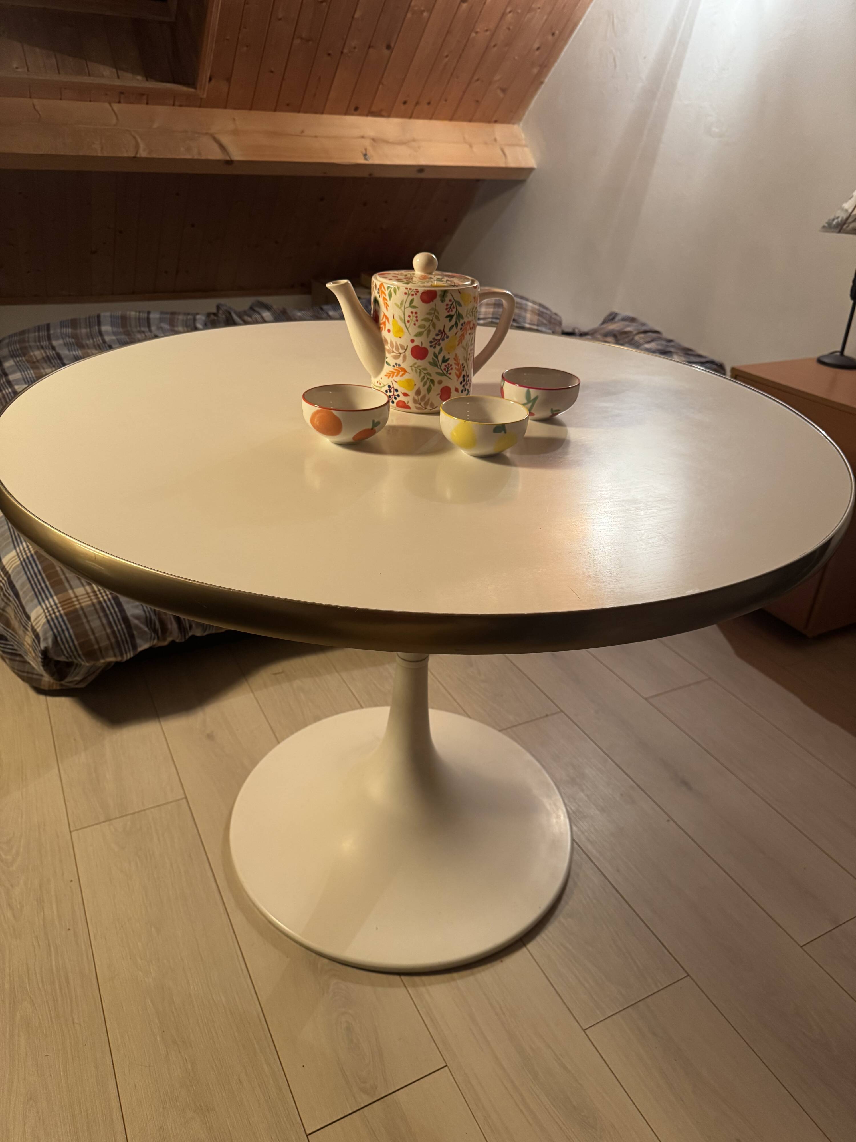 Table à manger design iconique Tulipe
