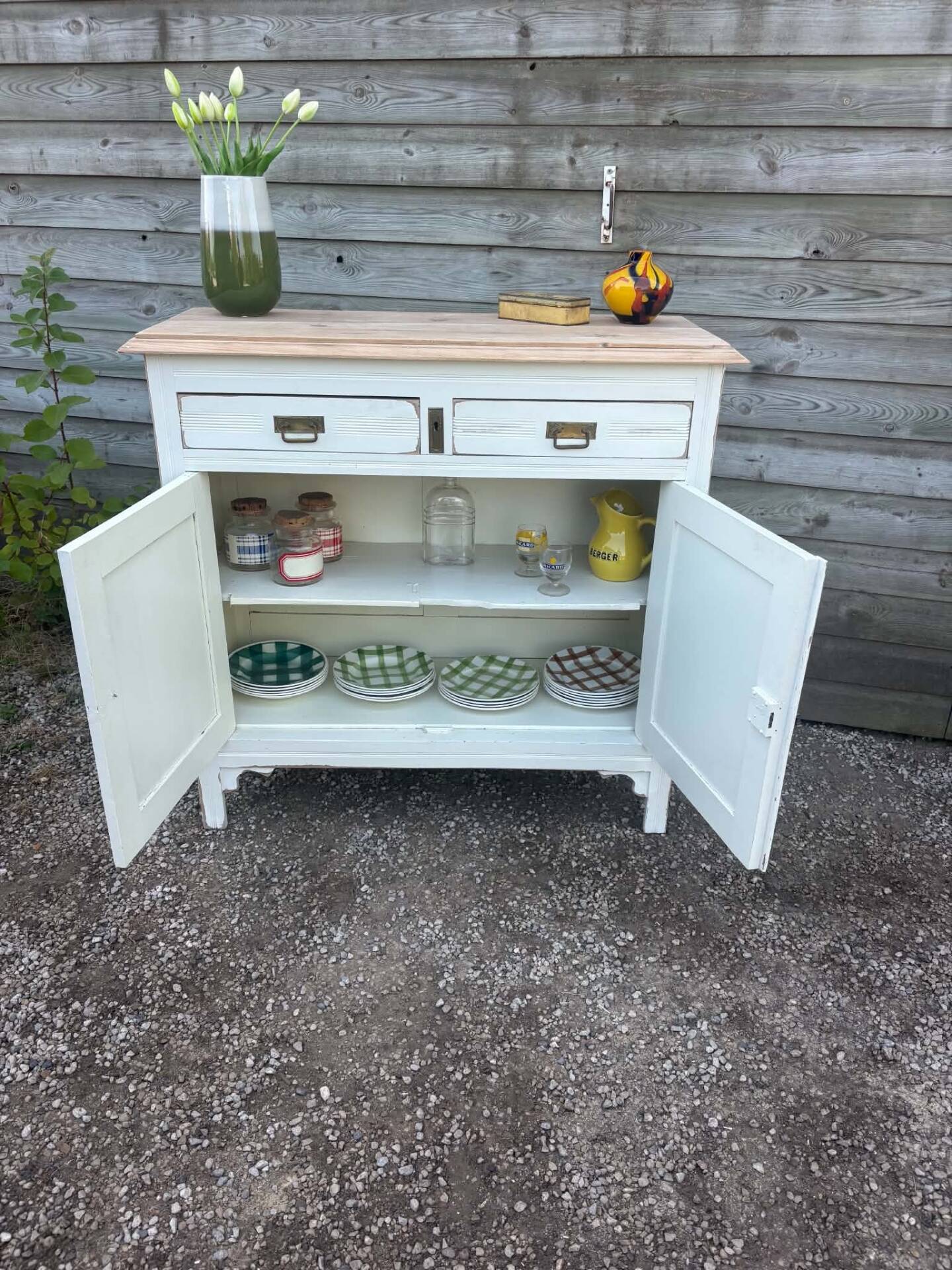 Old buffet revamped – chic vintage country style