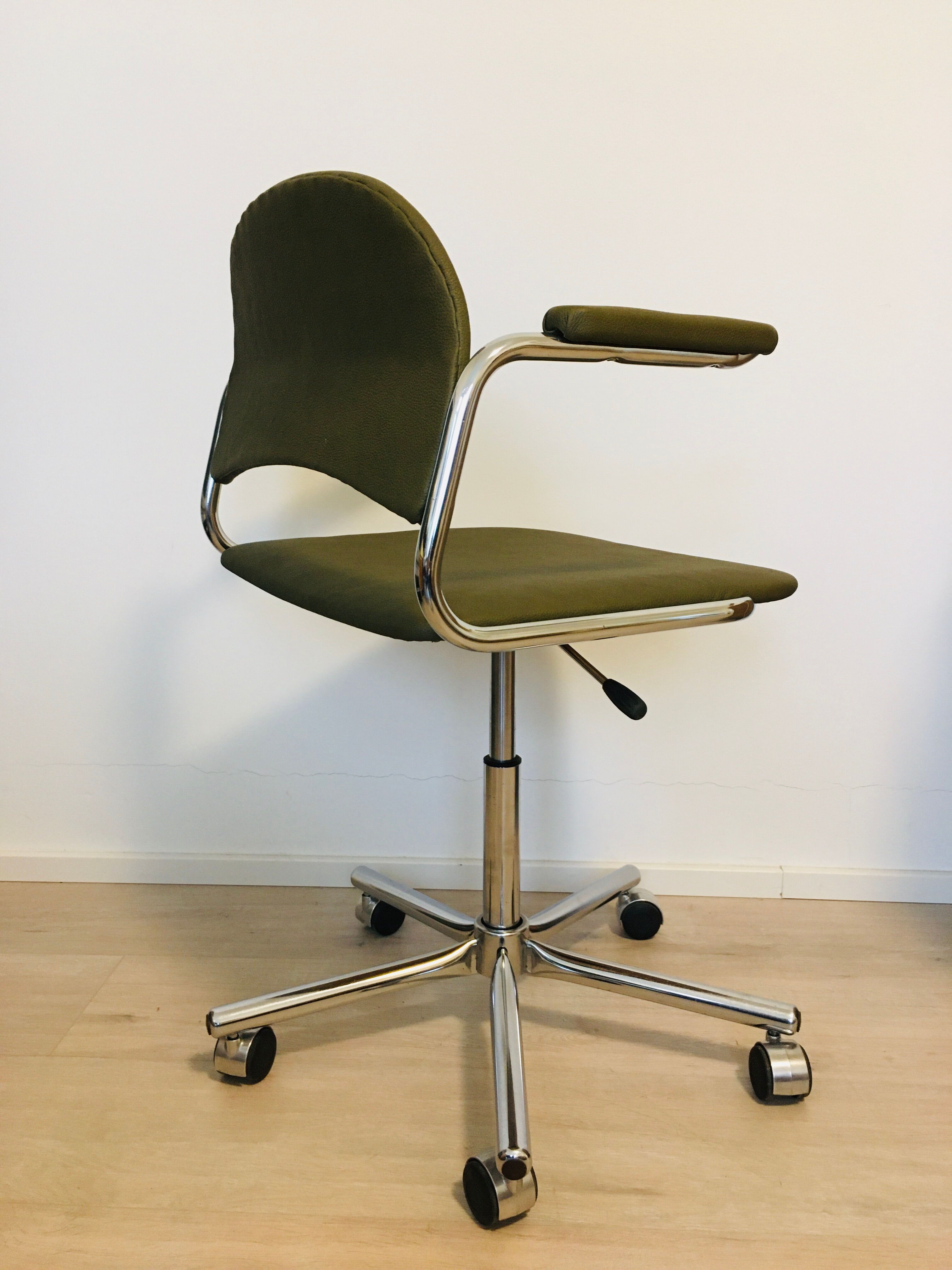 Fauteuil de bureau Olive K-380 entièrement restauré fabriqué par Kovona