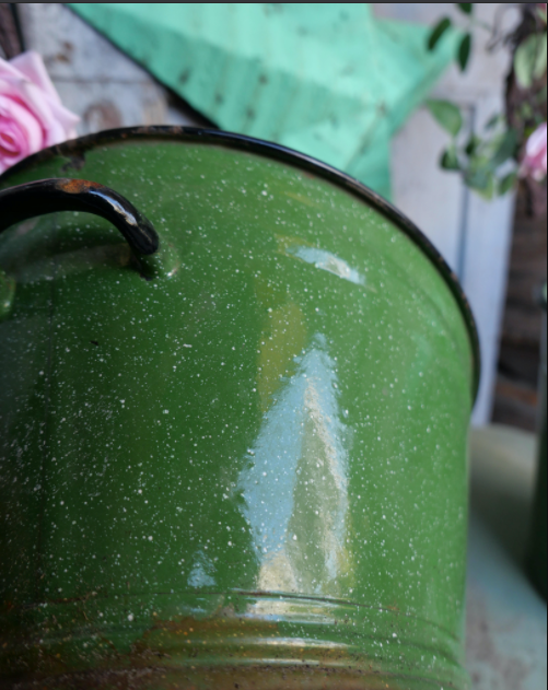 Lot of 3 pieces enamelled basins and bucket