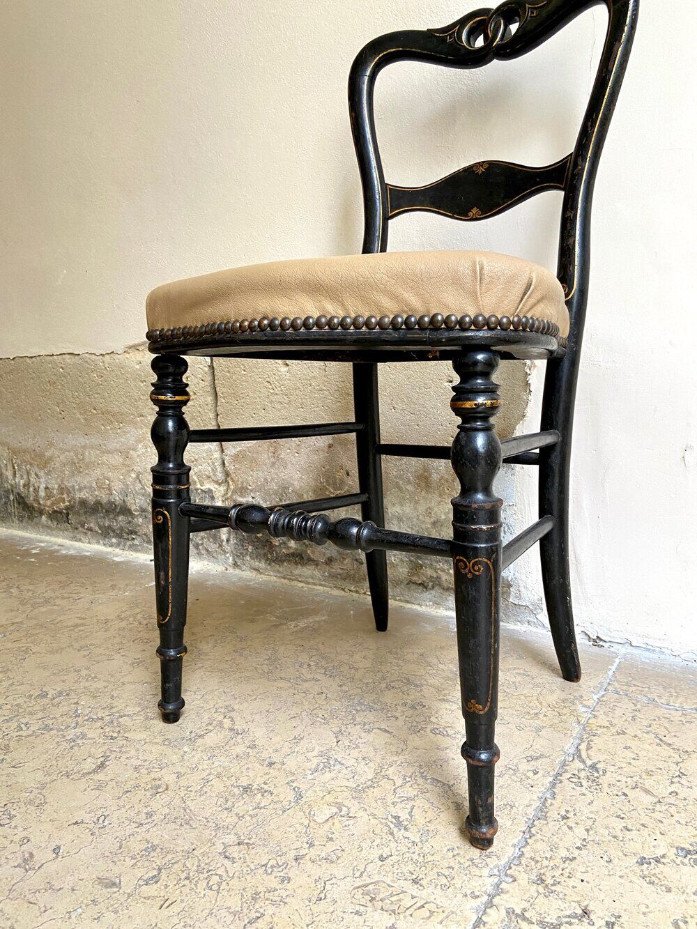 Napoleon III chair in black wood and beige skaï