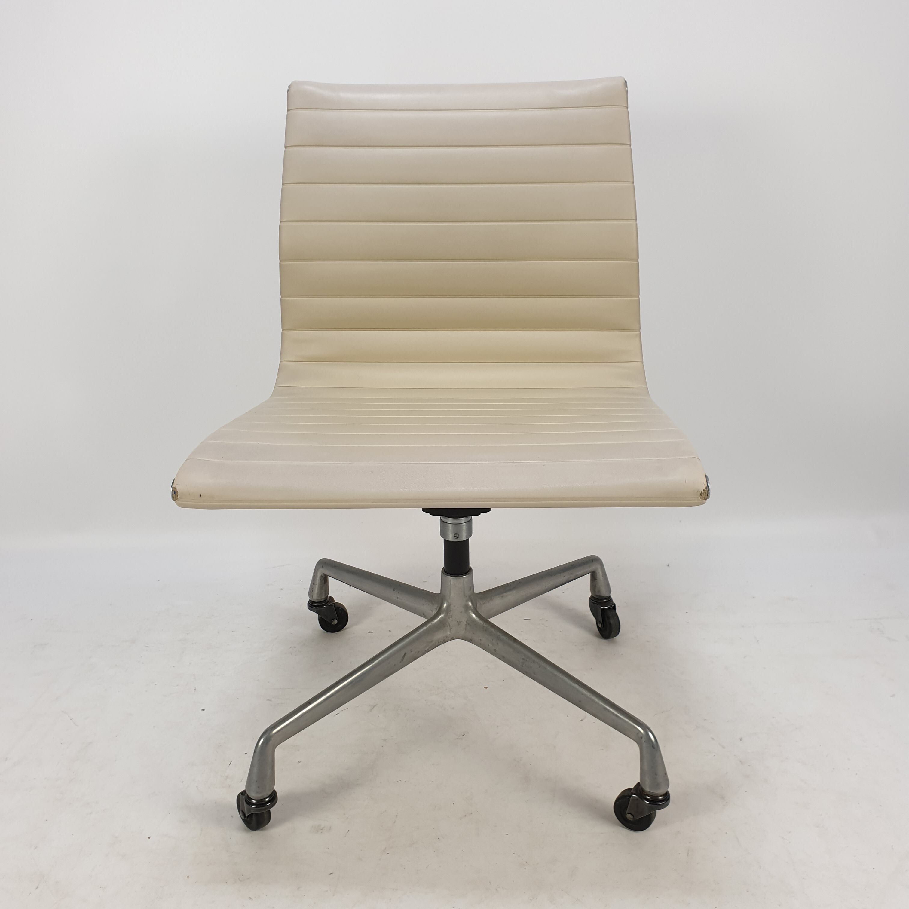 Swivel armchair by Charles & Ray Eames for Herman Miller, 1960