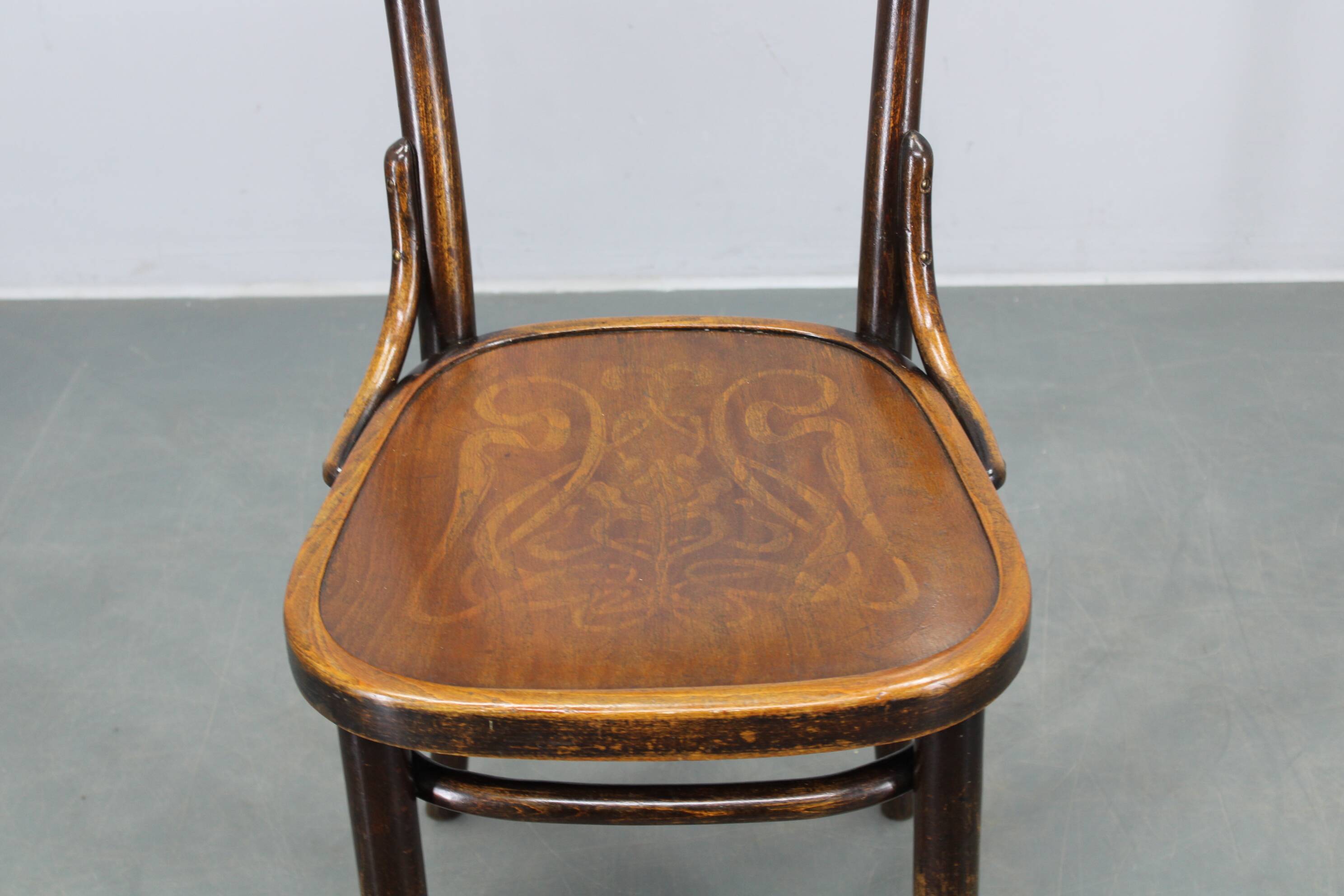 Pair of Thonet Art Nouveau bentwood chairs, Czechoslovakia, 1920s