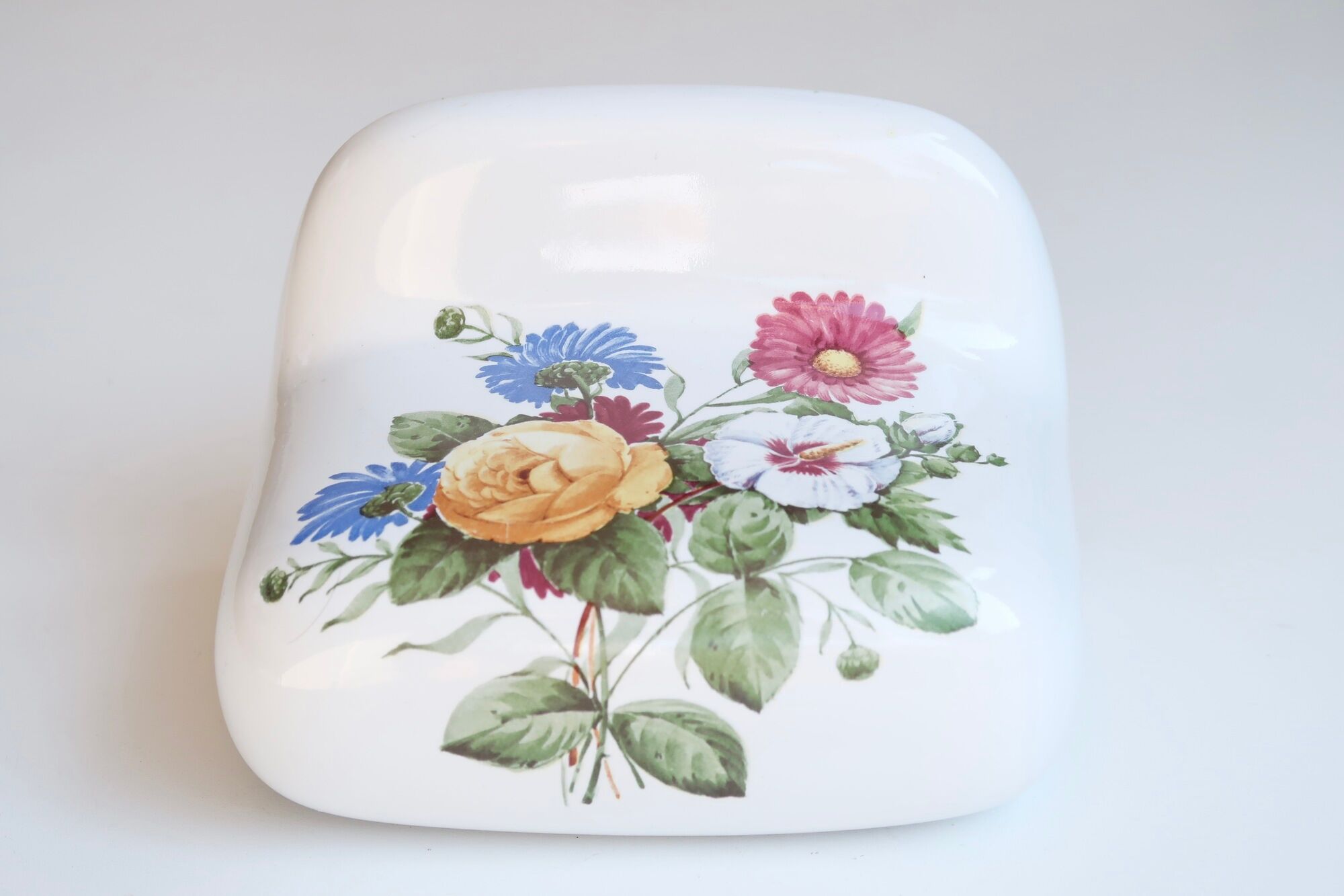 Porcelain toilet paper dispenser from Paris