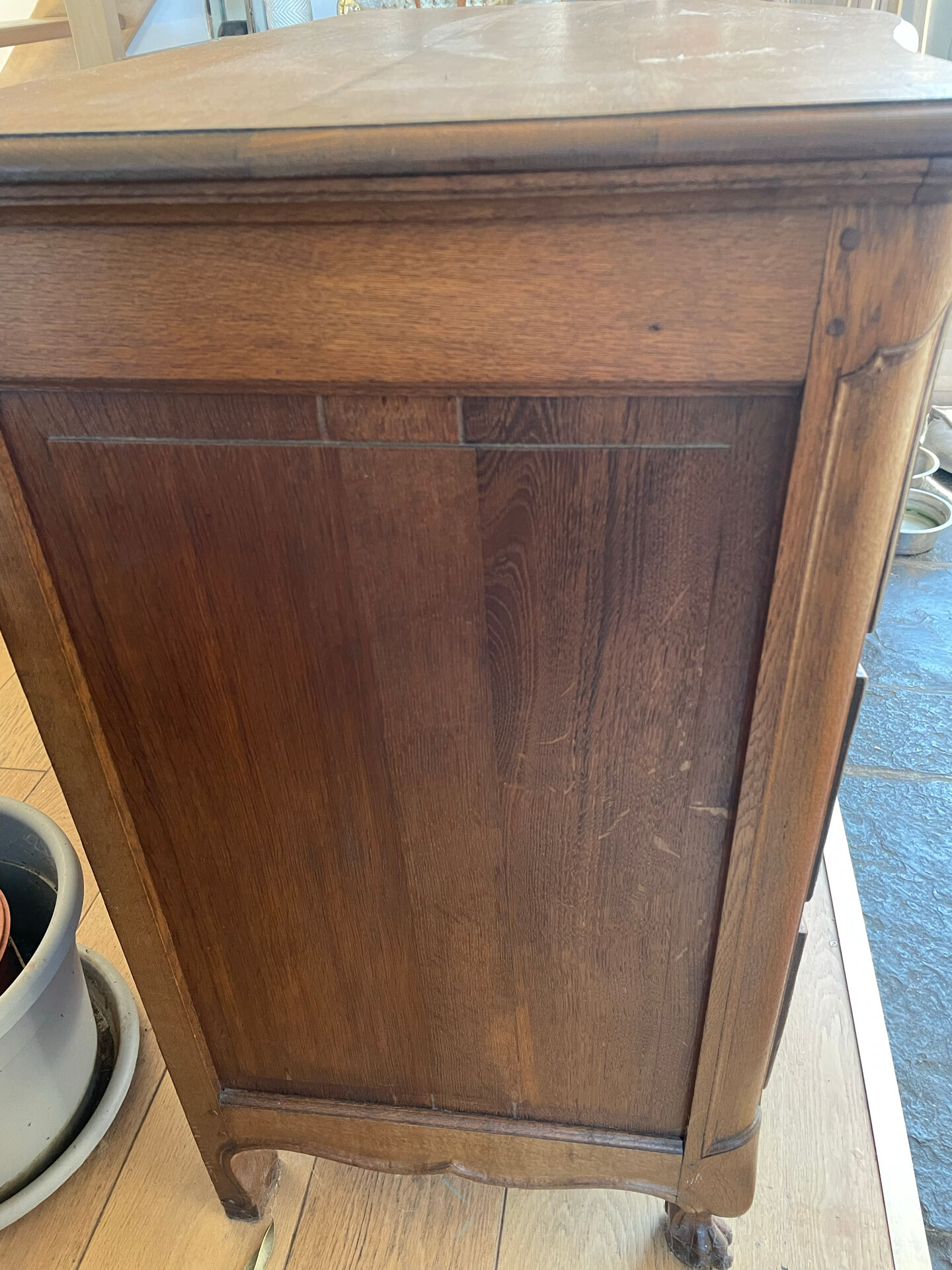 Curved chest of drawers