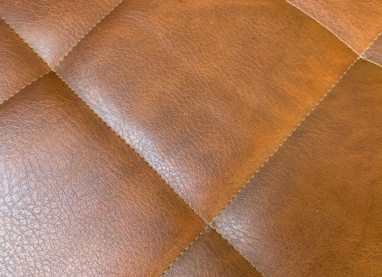 Suite de 5 chauffeuses skaï fauve 1950