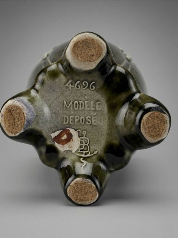 Vase Art Nouveau De Bruyn – Modèle 4696 – décor raisin en relief