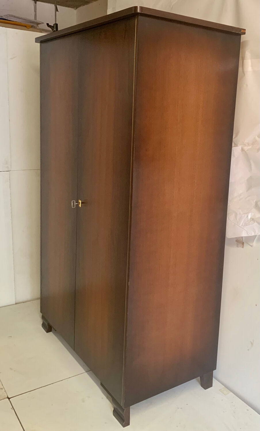 Armoire vintage pieds compas