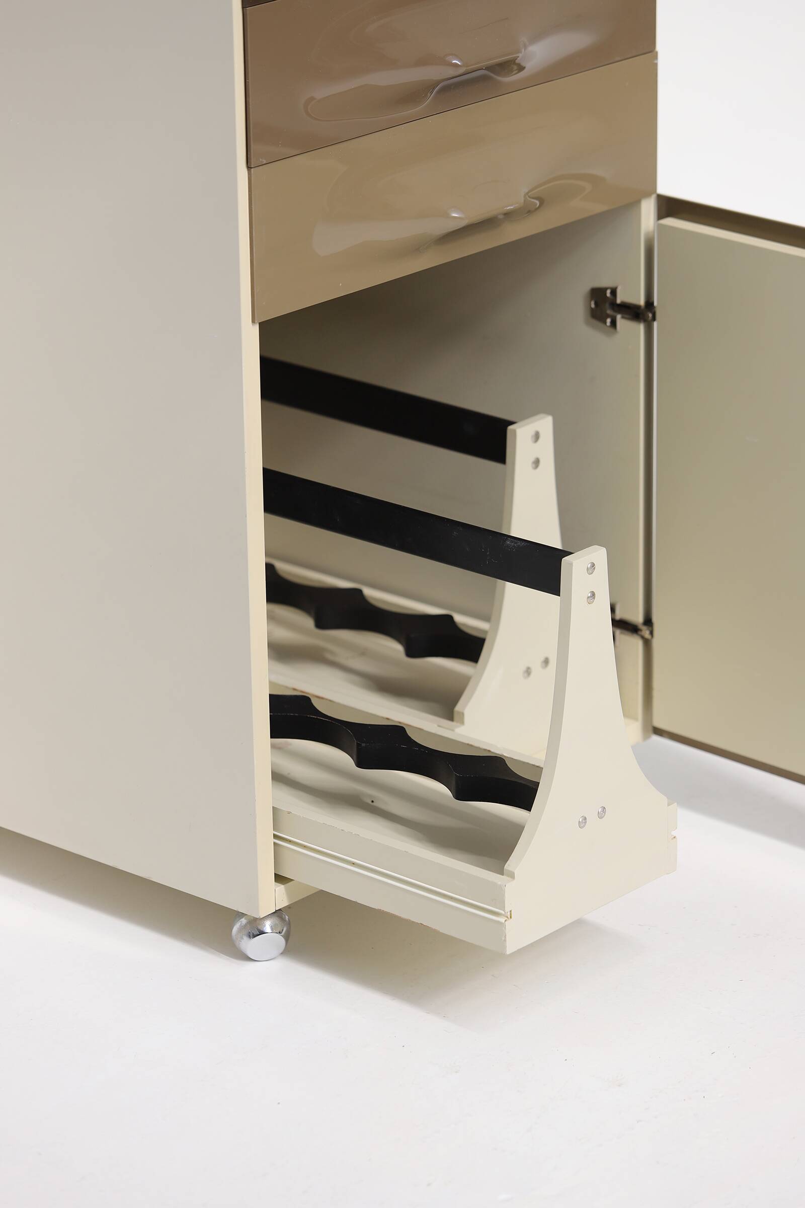 DF2000 trolley bar cabinet by Raymond Loewy for the Doubinsky Frères 1968