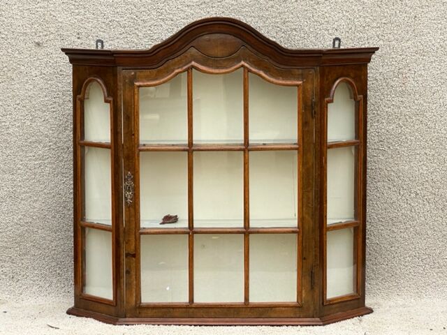 Display case to hang